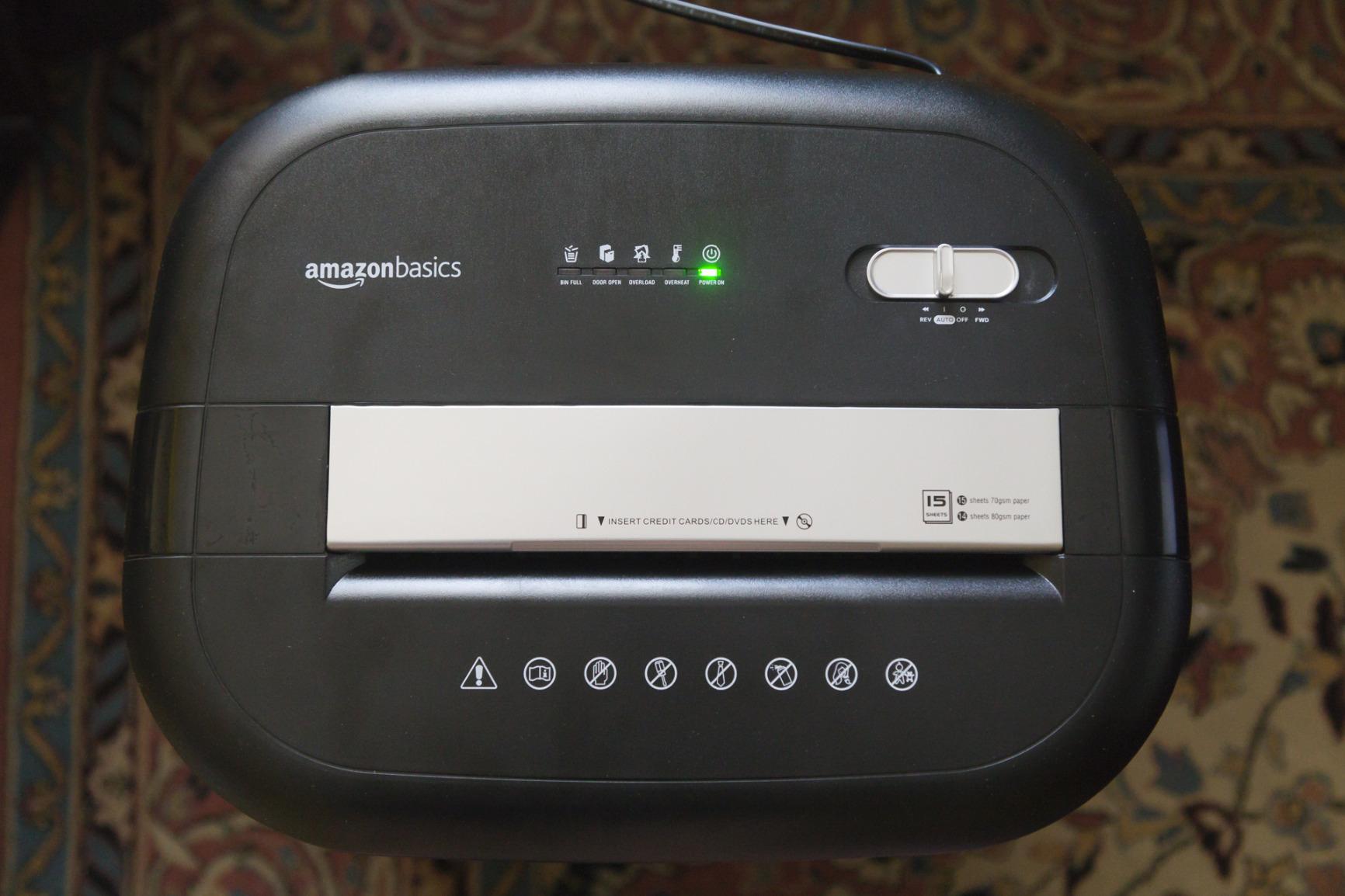 Amazon Basics Distruggidocumenti 15 Fogli Taglio Incrociato P-4