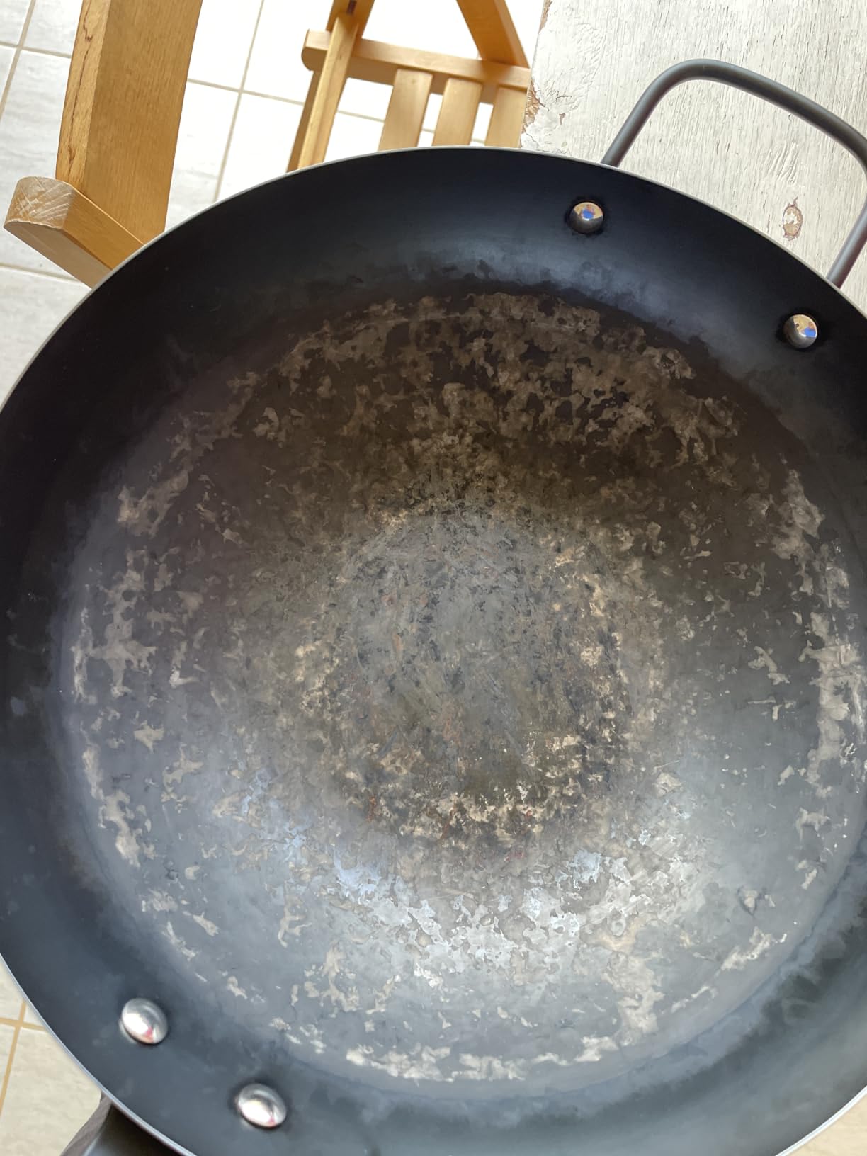 Amazon Basics Wok Acciaio al Carbonio 32 cm Manico Acacia