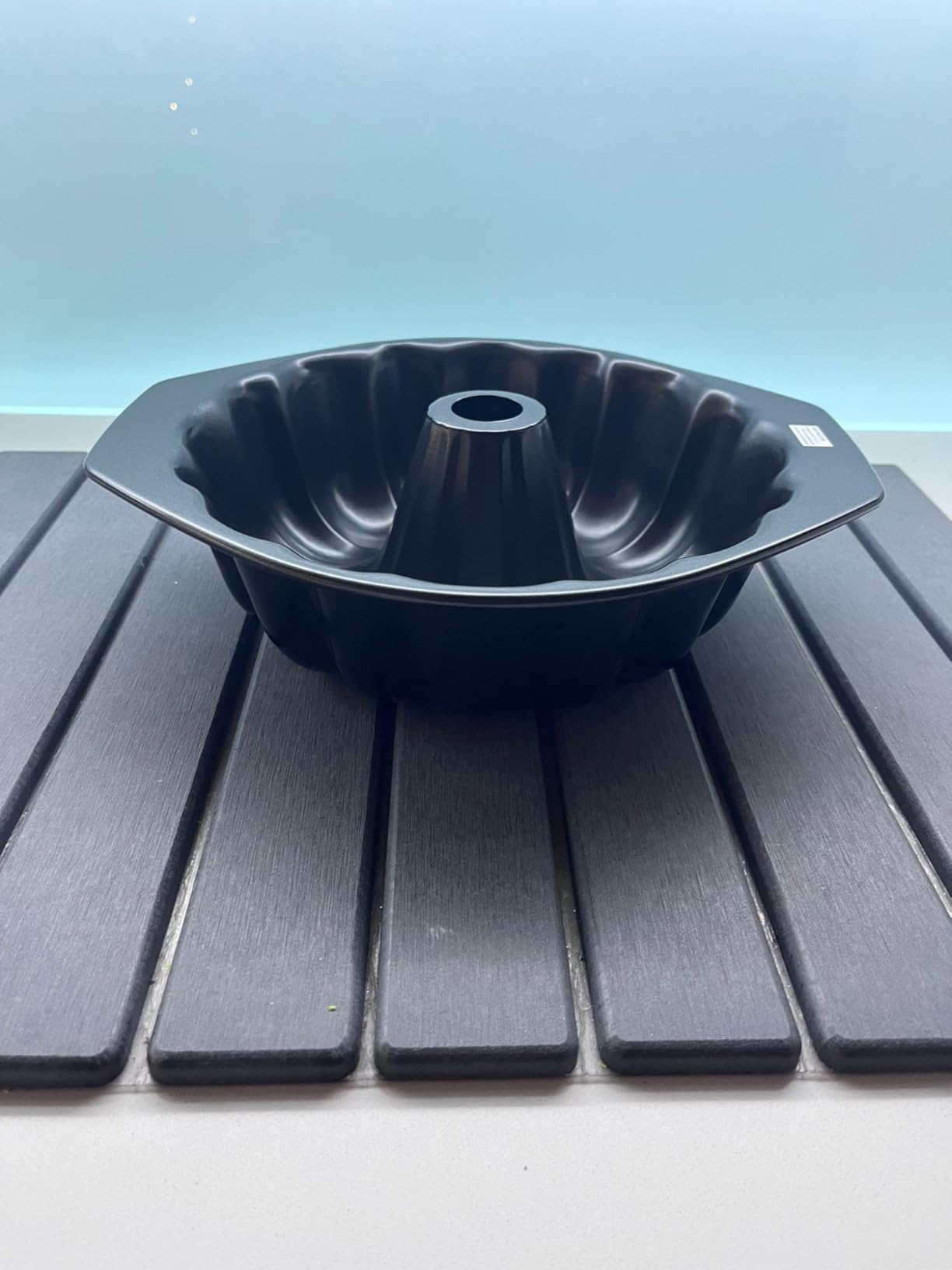 AmazonBasics Stampo Ciambella Antiaderente 25,4cm Nero