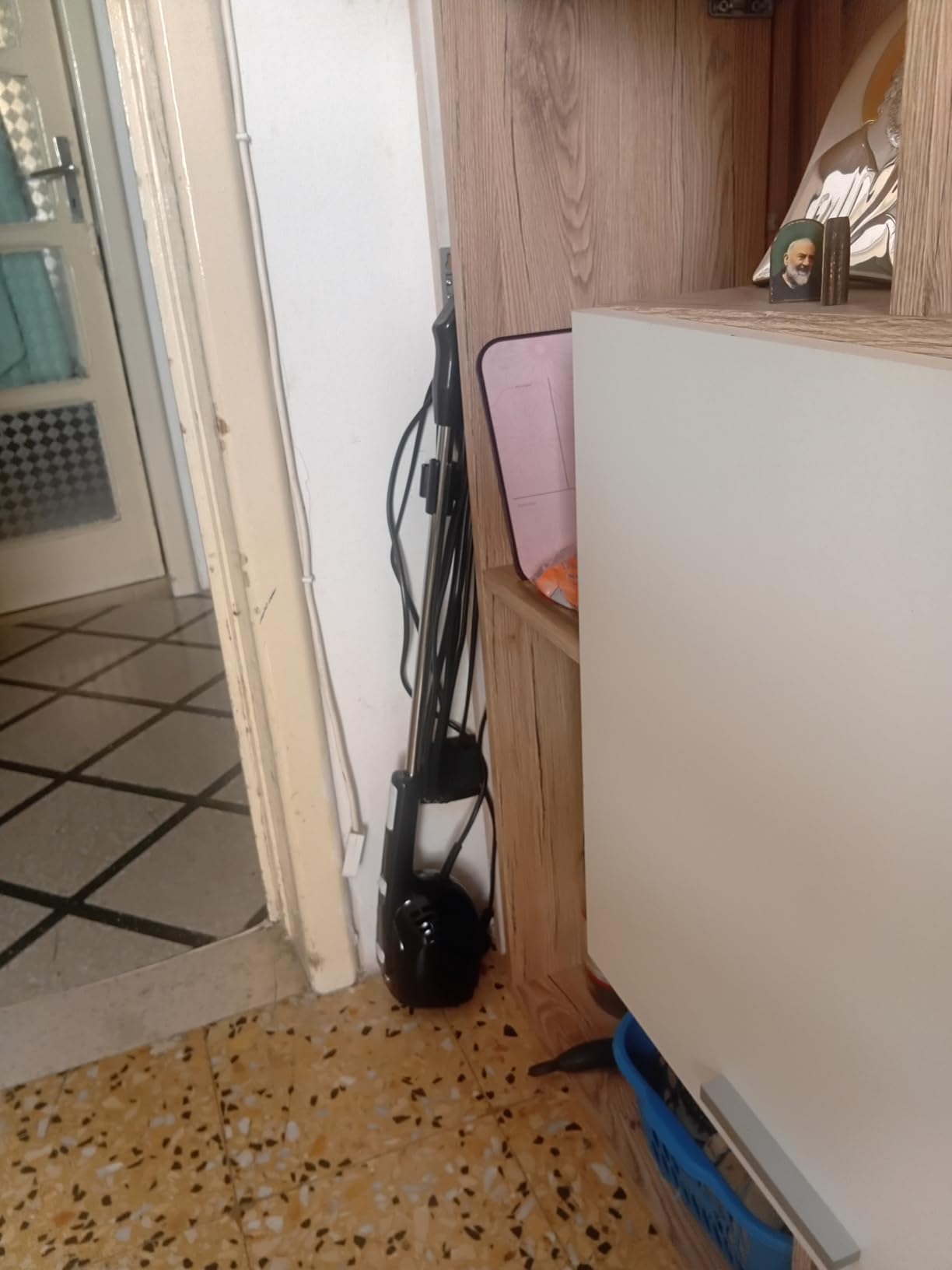 Amazon Basics Scopa Elettrica con Filo 2-in-1 13 kPa Nera