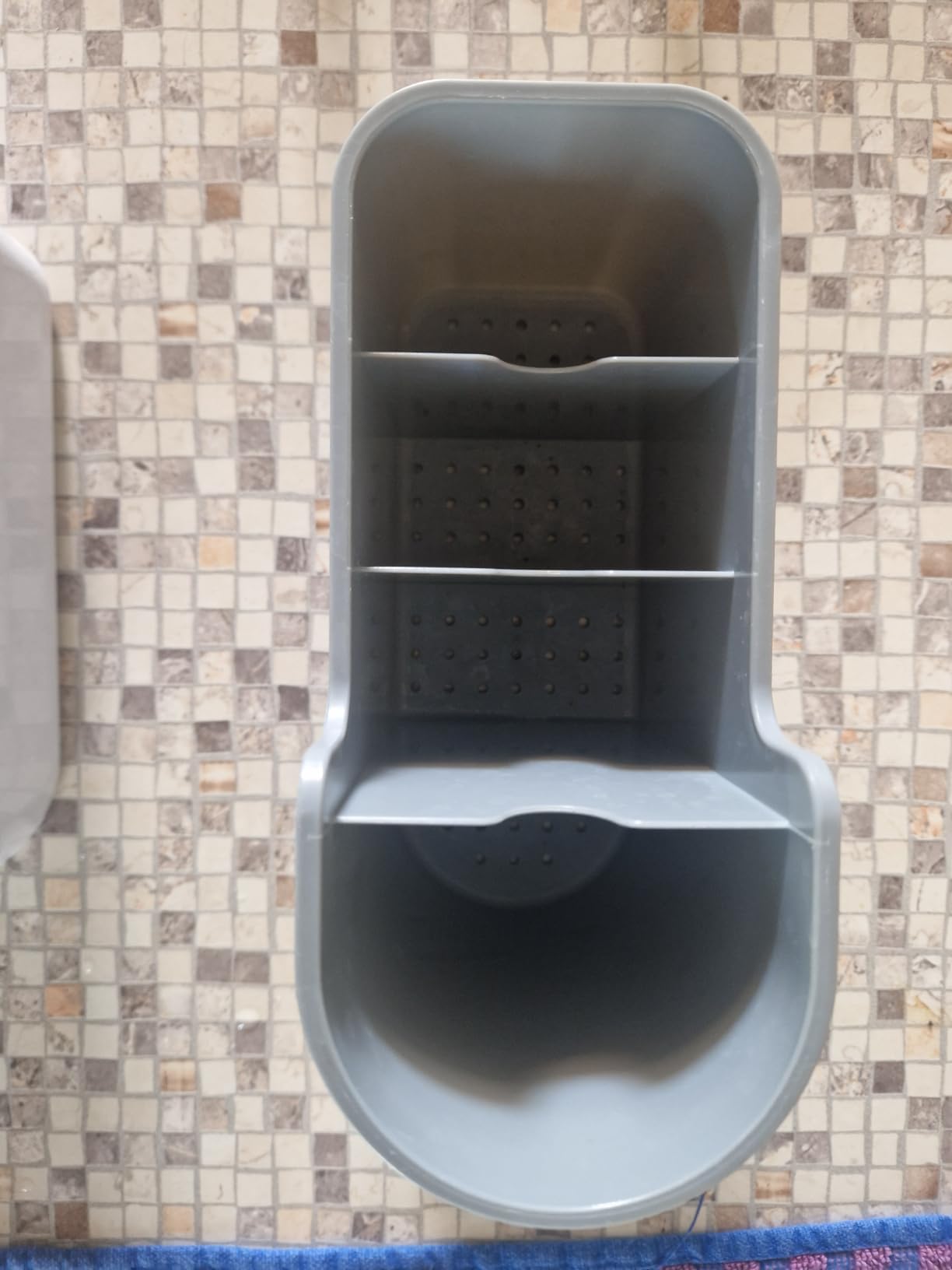 AmazonBasics organizer utensili grigio bancone e parete