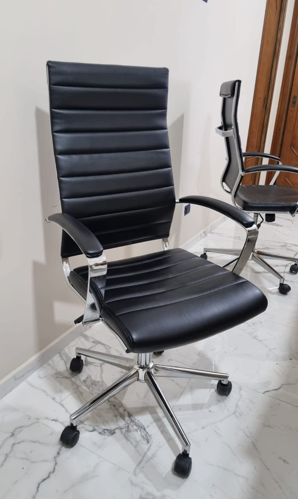 AmazonBasics Sedia ufficio schienale alto rotelle nero 150 kg