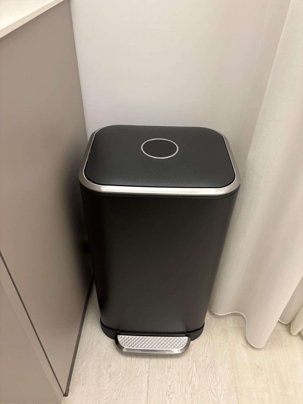 Amazon Basics Pattumiera a Pedale 32 L Nera Chiusura Morbida
