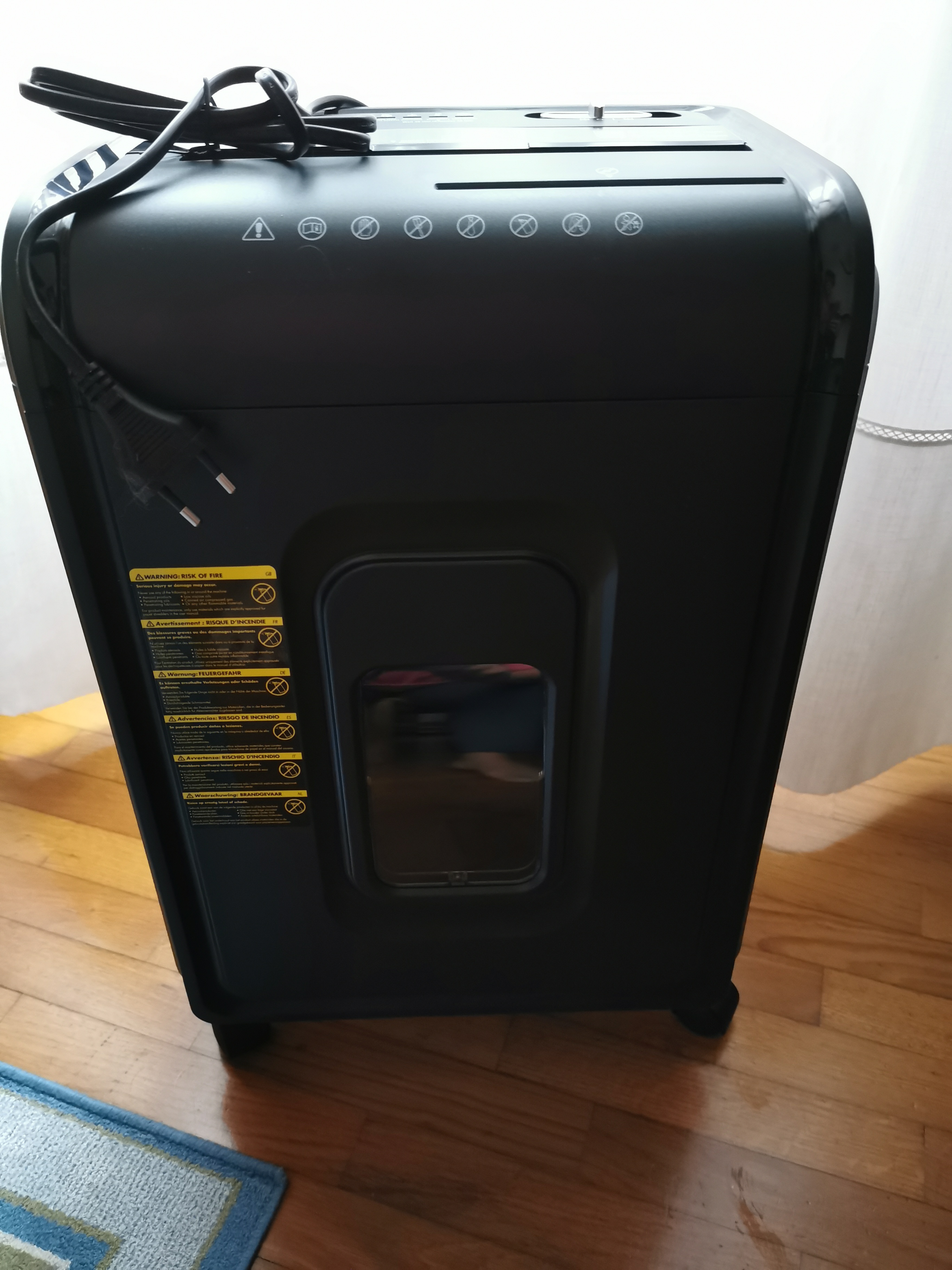 AmazonBasics Distruggidocumenti 8 Fogli P4 Nero