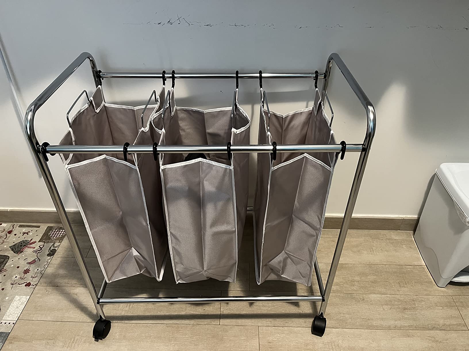 AmazonBasics carrello portabiancheria 3 sacchi 135L grigio