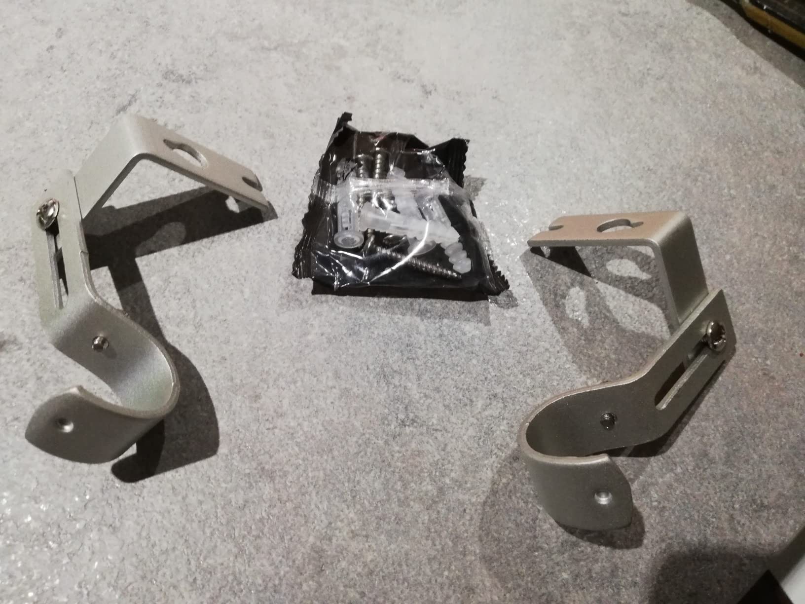 Amazon Basics Supporti Bastone Tenda Regolabili Set da 2 Neri Acciaio