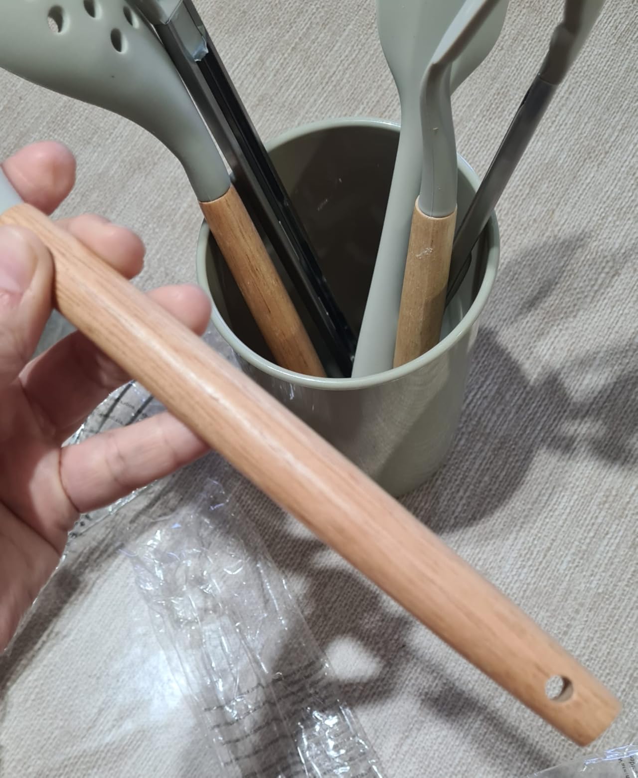 Amazon Basics utensili cucina silicone 14 pezzi grigio lino legno