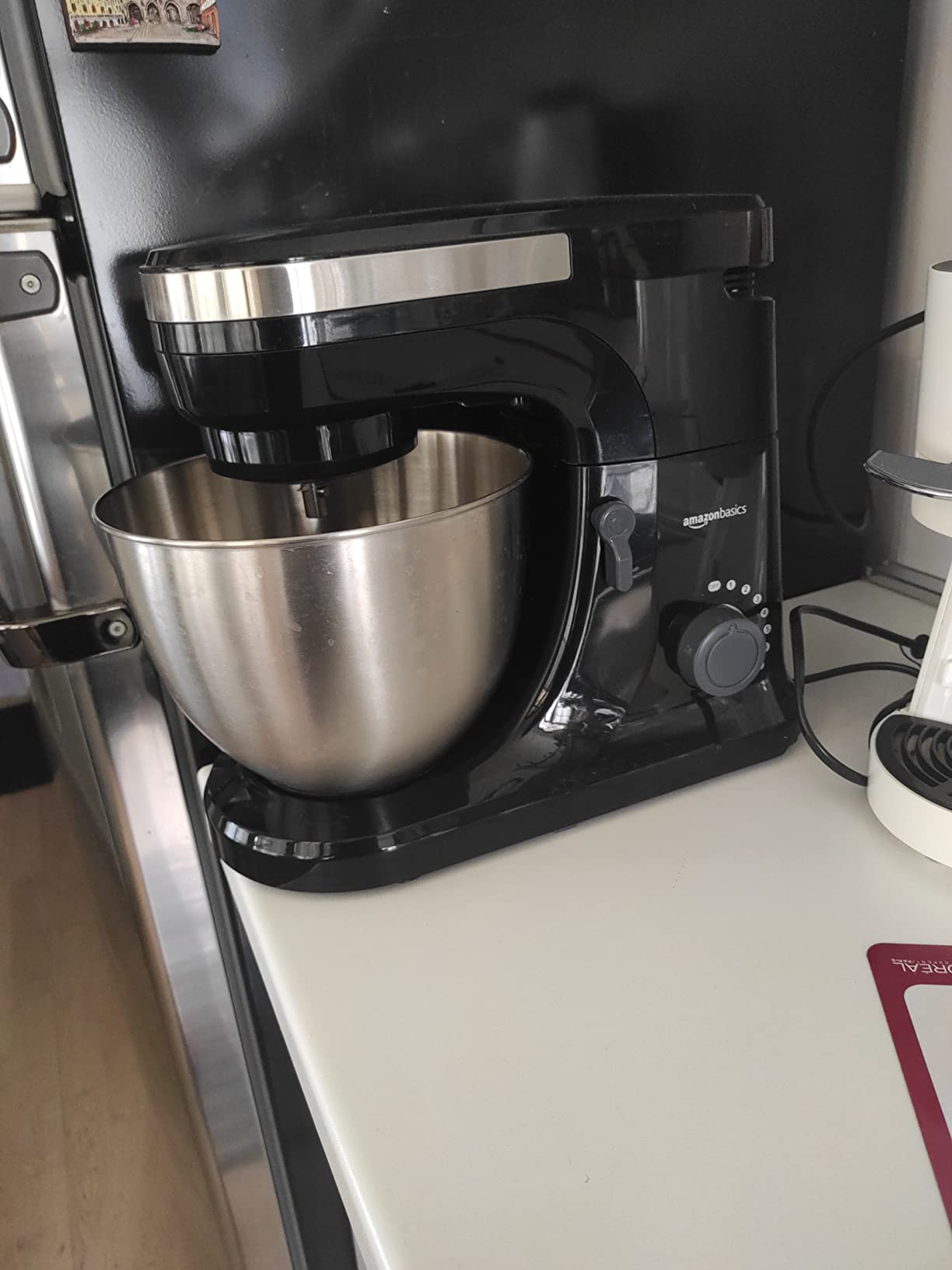 AmazonBasics Planetaria 800W 4,5 Litri con Frusta e Gancio