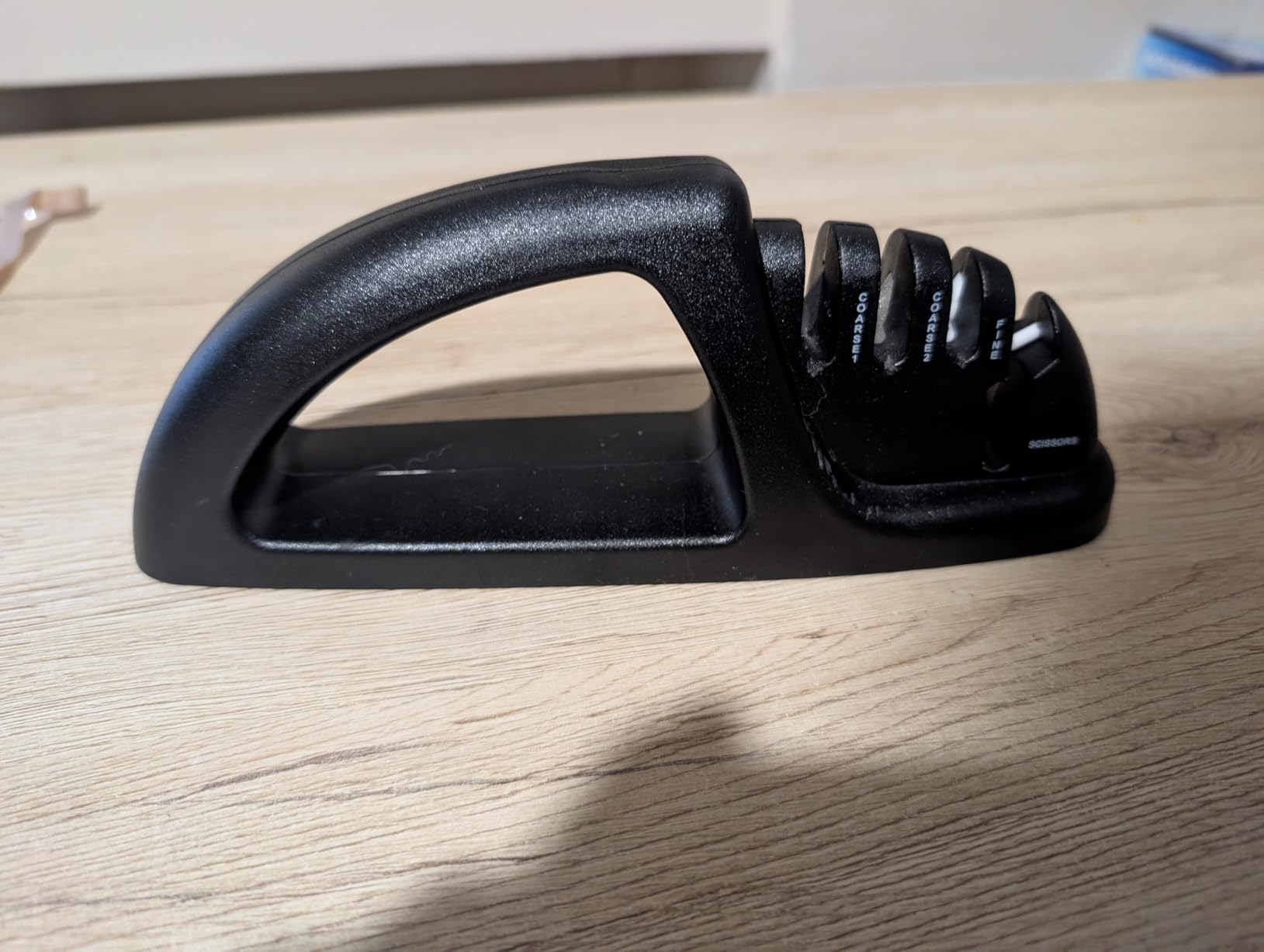 Amazon Basics affilacoltelli 4-in-1 con guanto antiscivolo