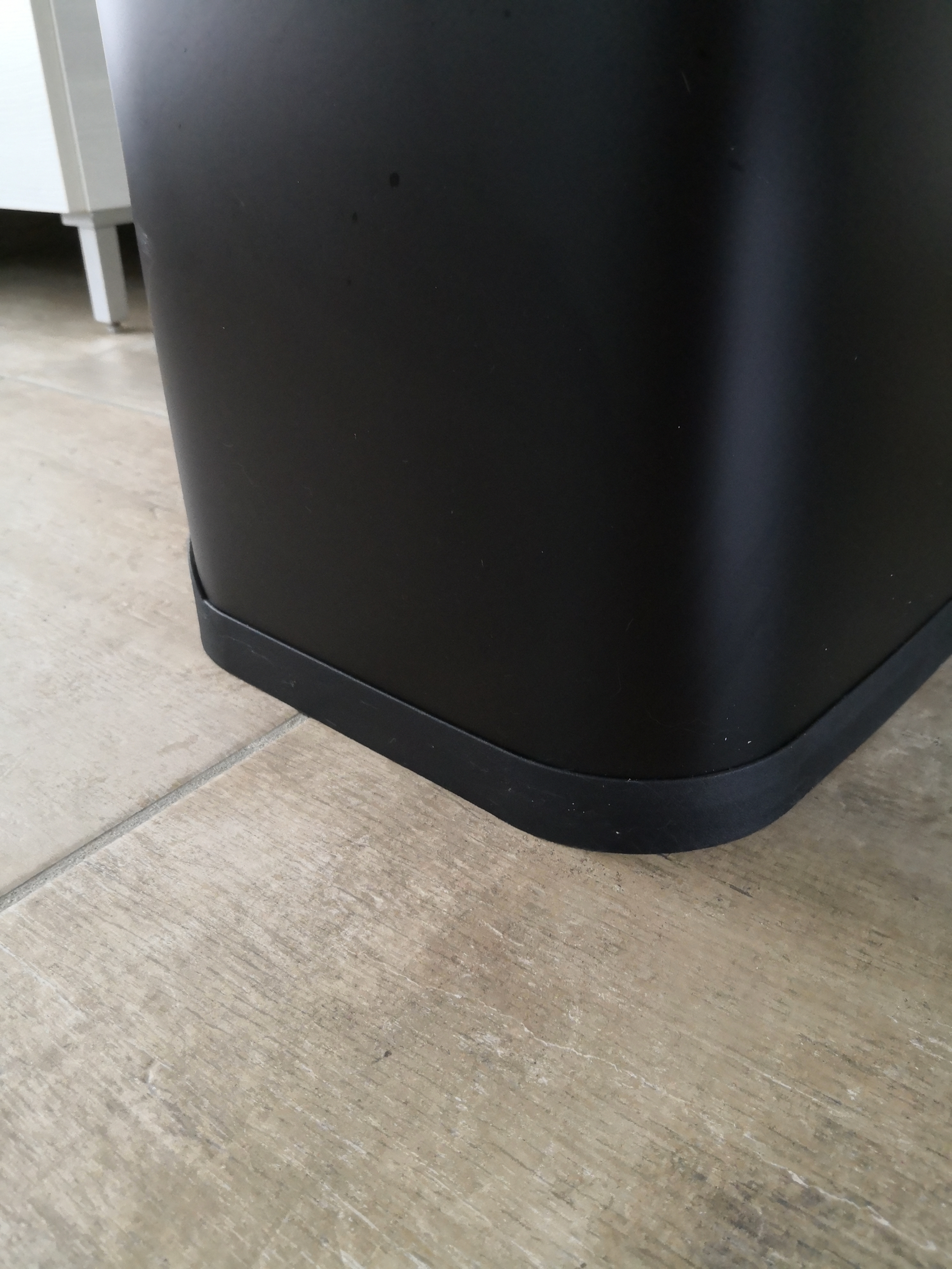 Amazon Basics Pattumiera a Pedale 32 L Nera Chiusura Morbida