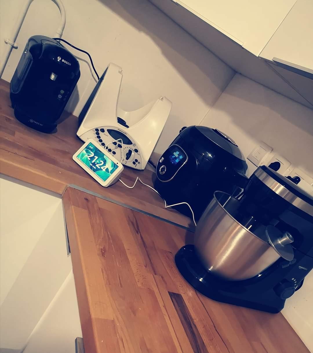 AmazonBasics Planetaria 800W 4,5 Litri con Frusta e Gancio