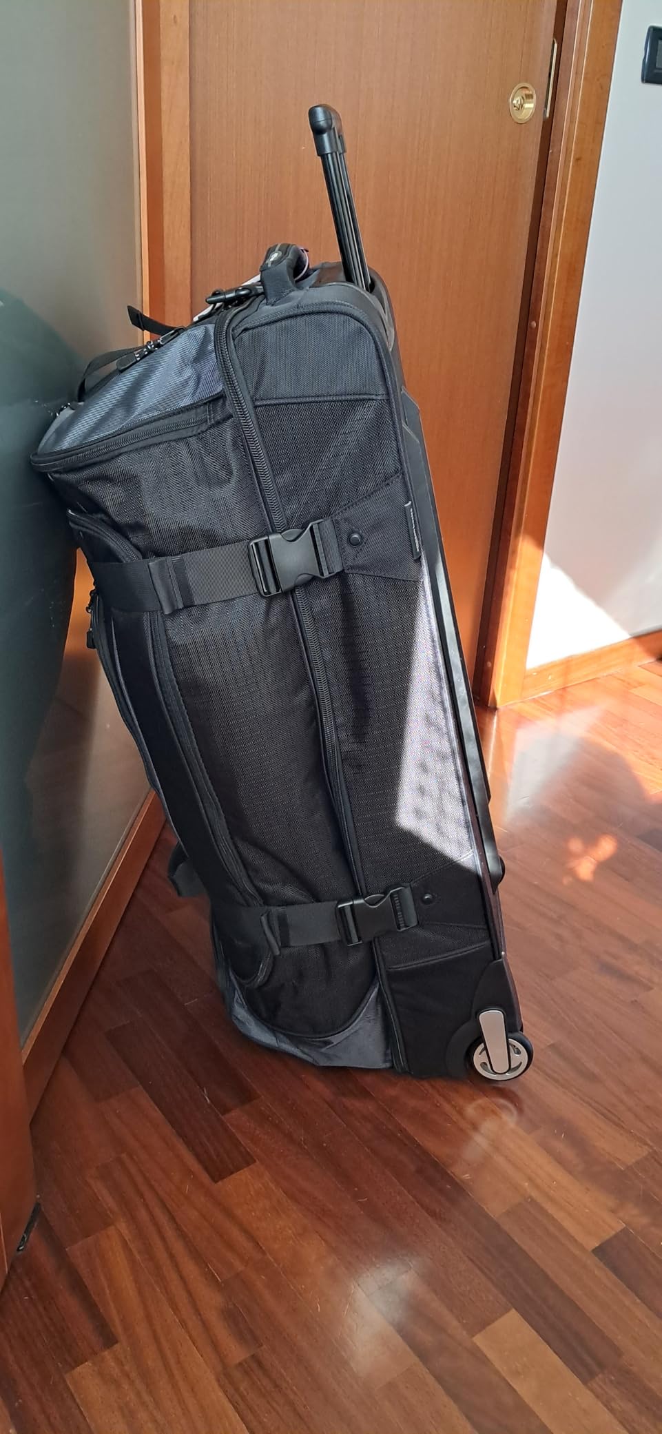 Amazon Basics Borsone con Ruote Medio 105L trolley nero