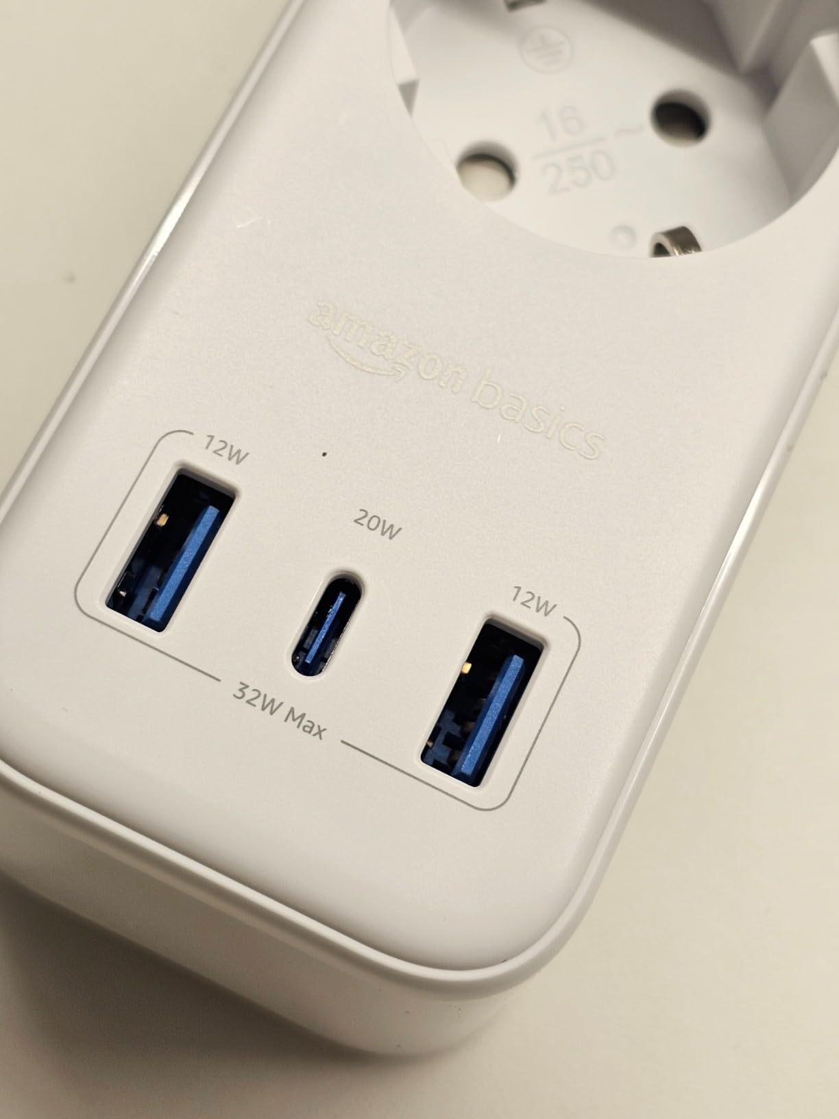 Amazon Basics multipresa 3 vie USB-C ciabatta 1,5m bianco 1050J
