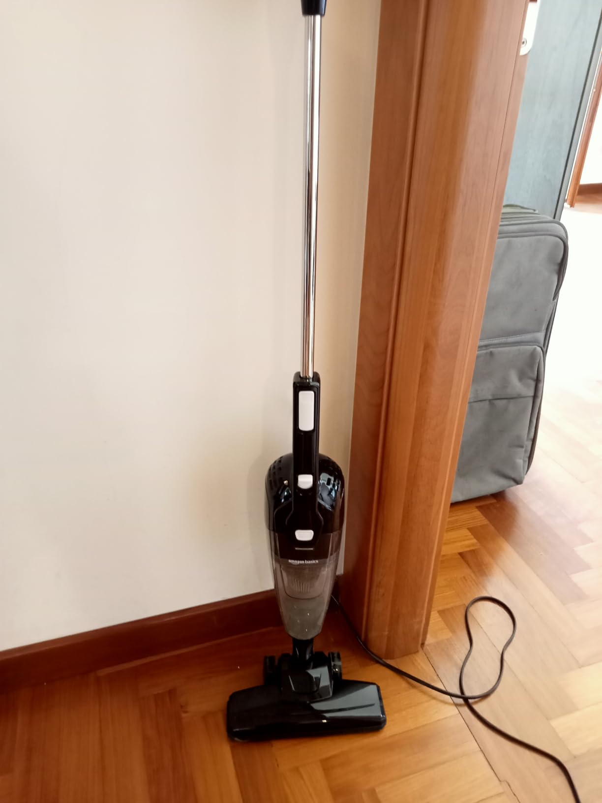 Amazon Basics Scopa Elettrica con Filo 2-in-1 13 kPa Nera