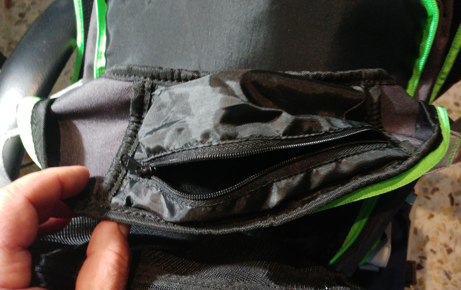 AmazonBasics Zaino Ergonomico Blu 30 Litri Impermeabile