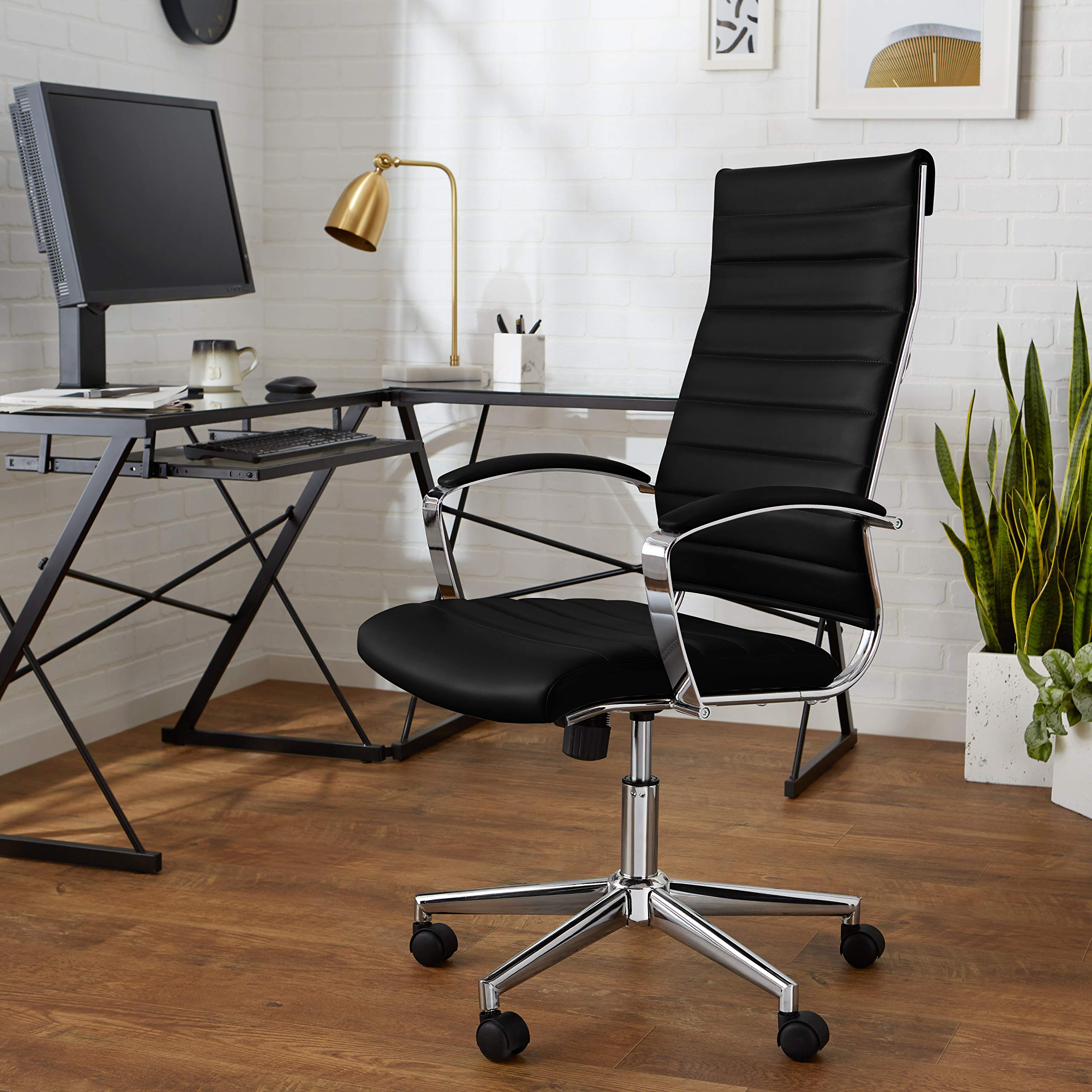 AmazonBasics Sedia ufficio schienale alto rotelle nero 150 kg