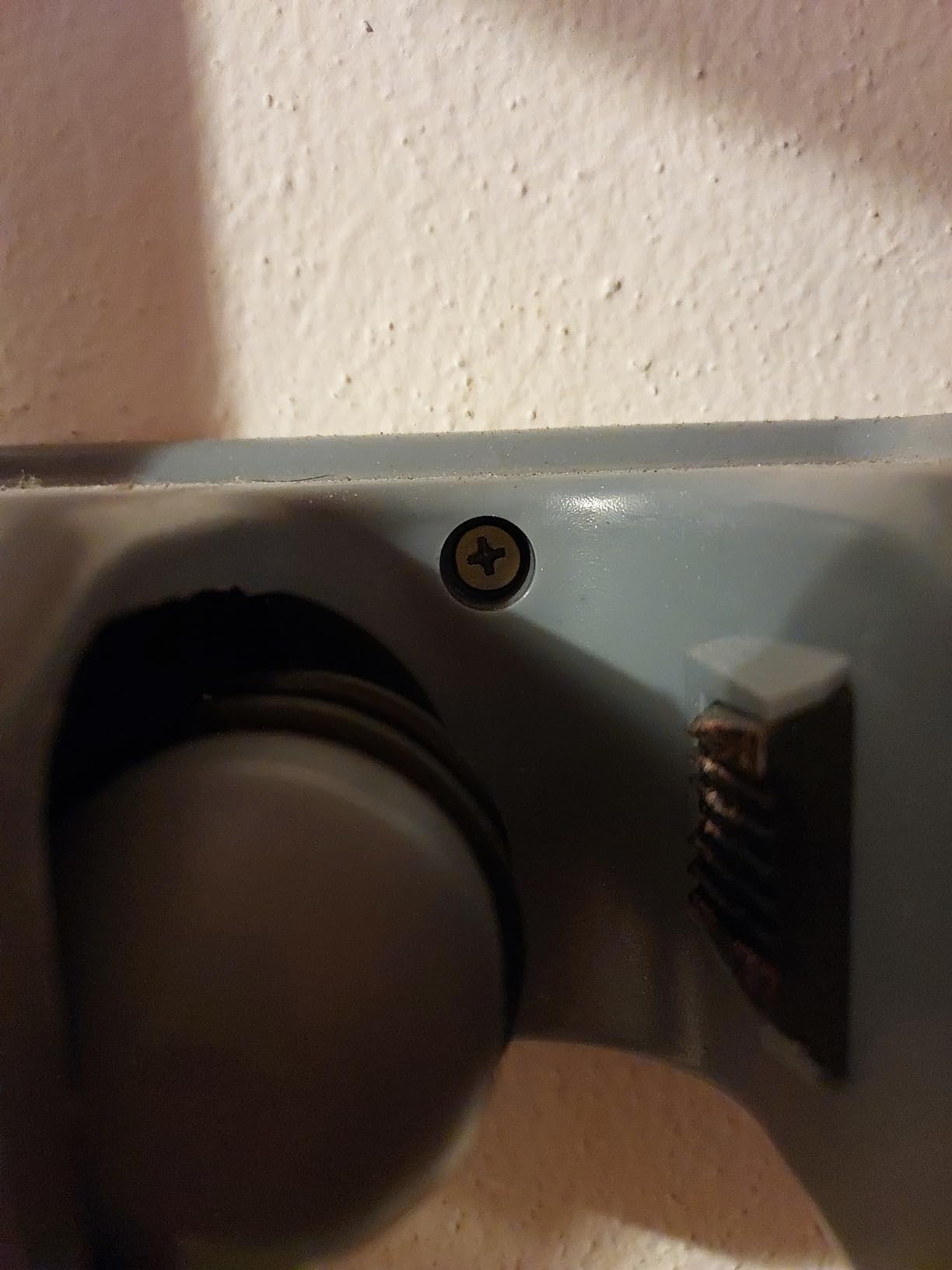 Amazon Basics porta scope da parete grigio 6 ganci 5 slot