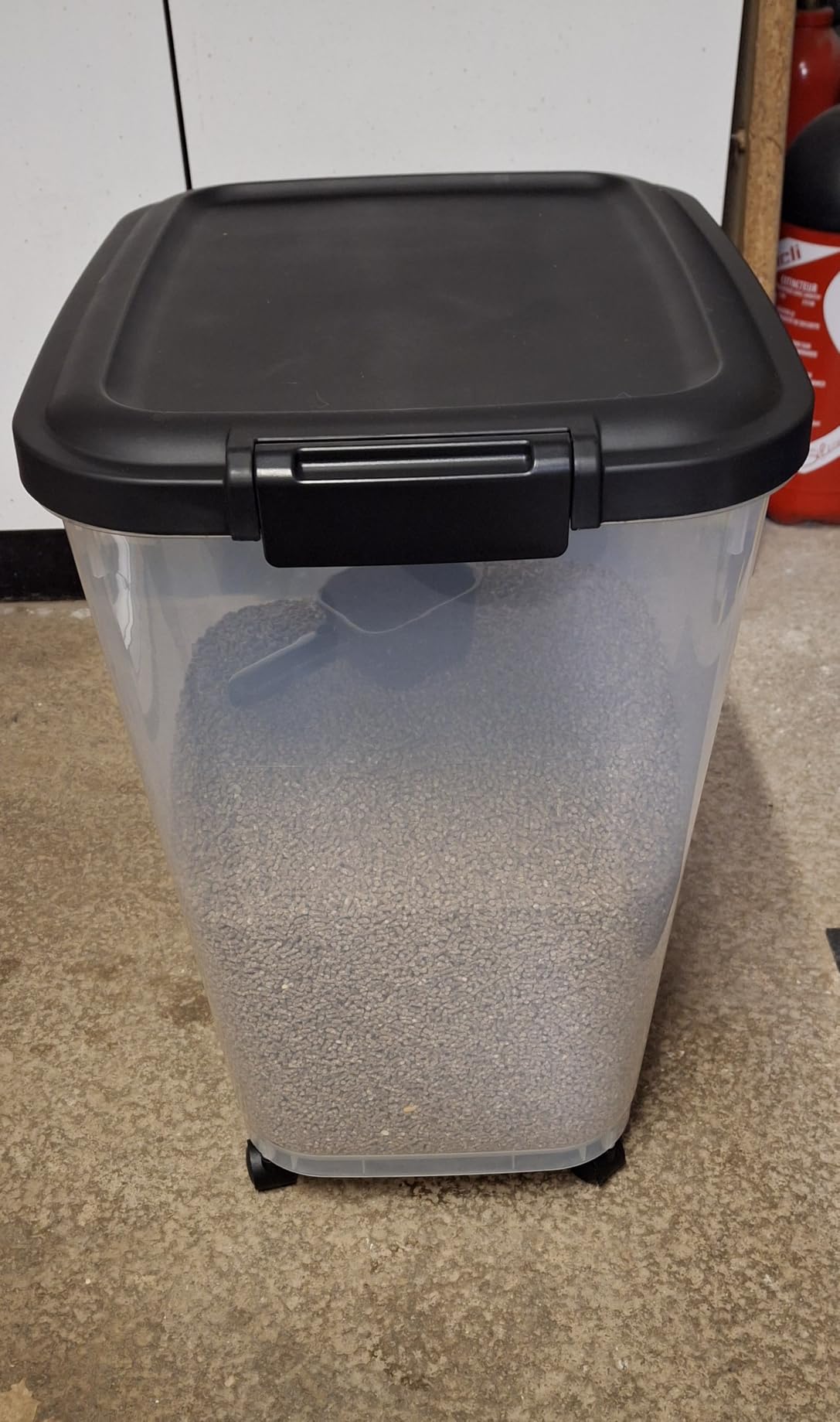 Amazon Basics Contenitori Cibo Animali 15,8+4,5 kg con Ruote