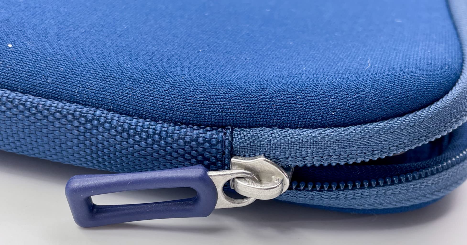 Amazon Basics Custodia Laptop 13,3 Pollici Blu Navy Sottile