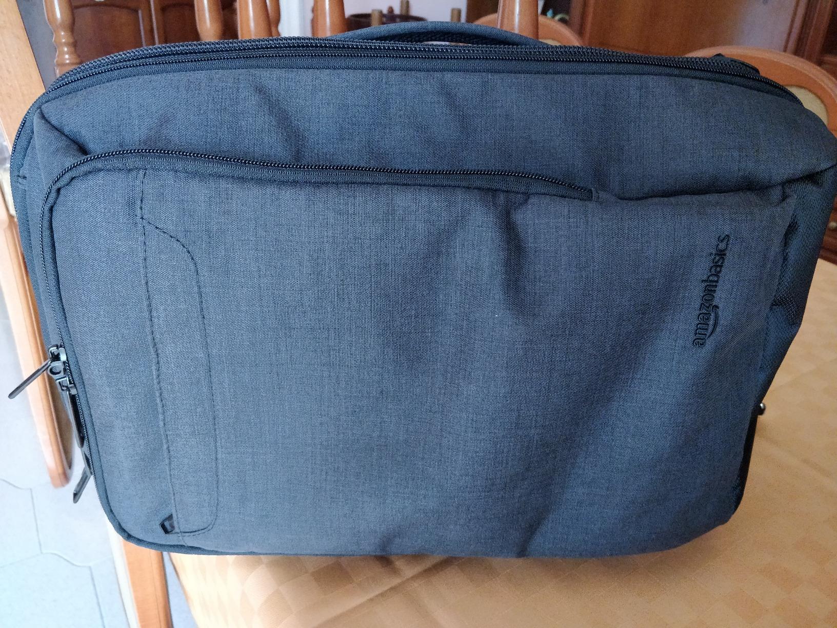 Amazon Basics Zaino Viaggio Nero Compatto Porta Laptop