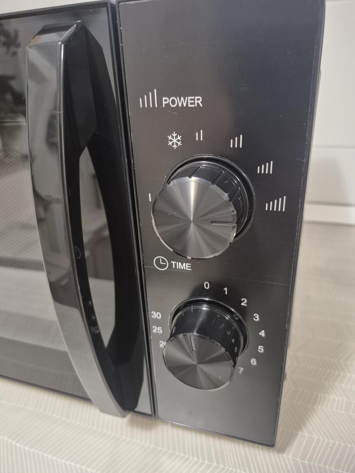Amazon Basics Forno a Microonde 700W 20L Nero Scongelamento