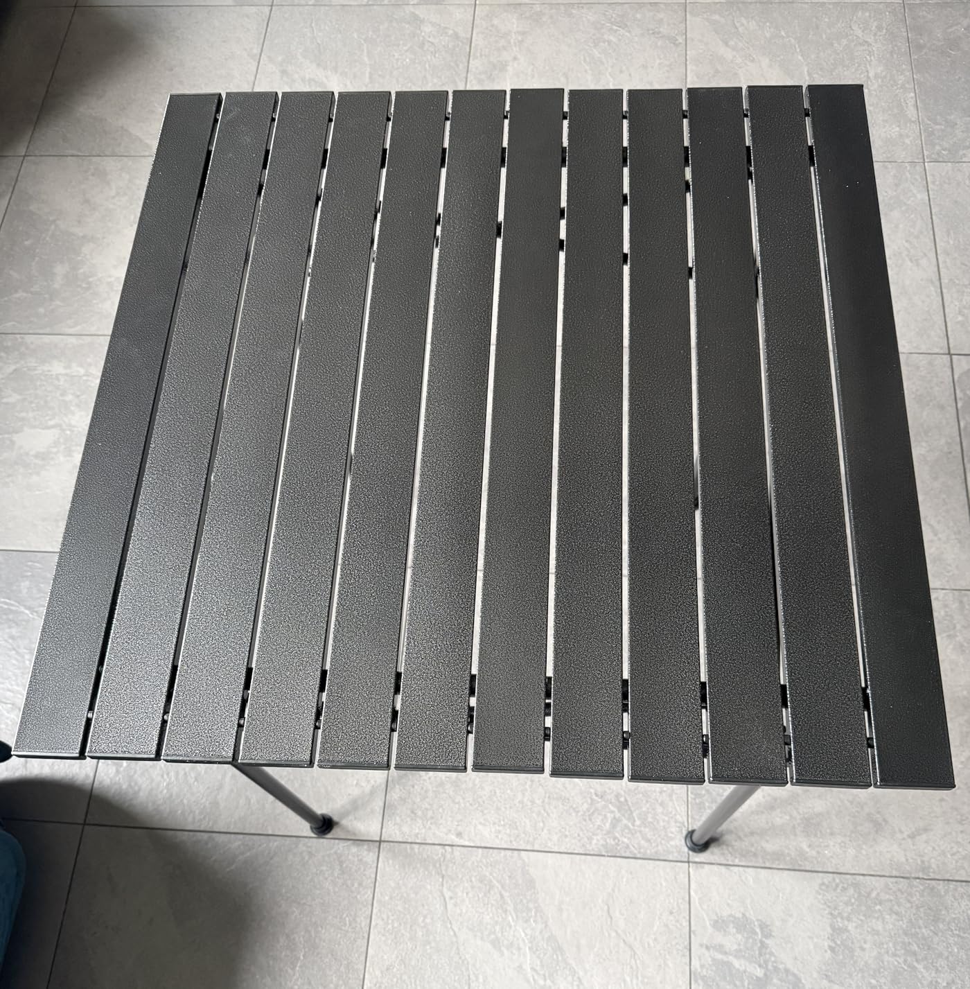 Amazon Basics Tavolo campeggio alto 70 cm nero