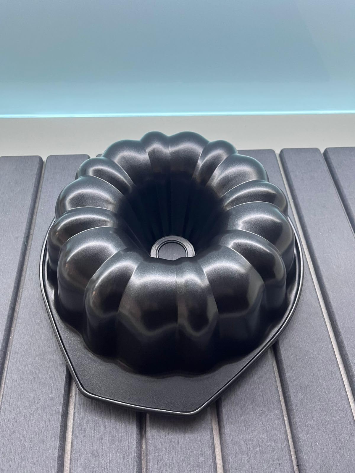 AmazonBasics Stampo Ciambella Antiaderente 25,4cm Nero