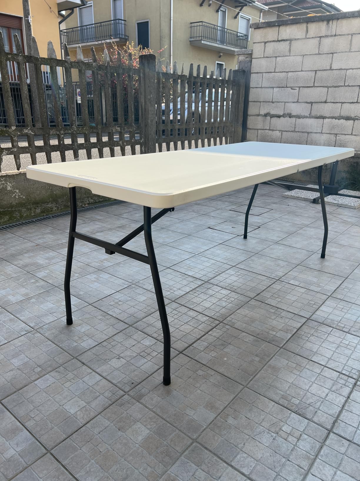 AmazonBasics Tavolo Pieghevole 182 cm Bianco con Maniglia