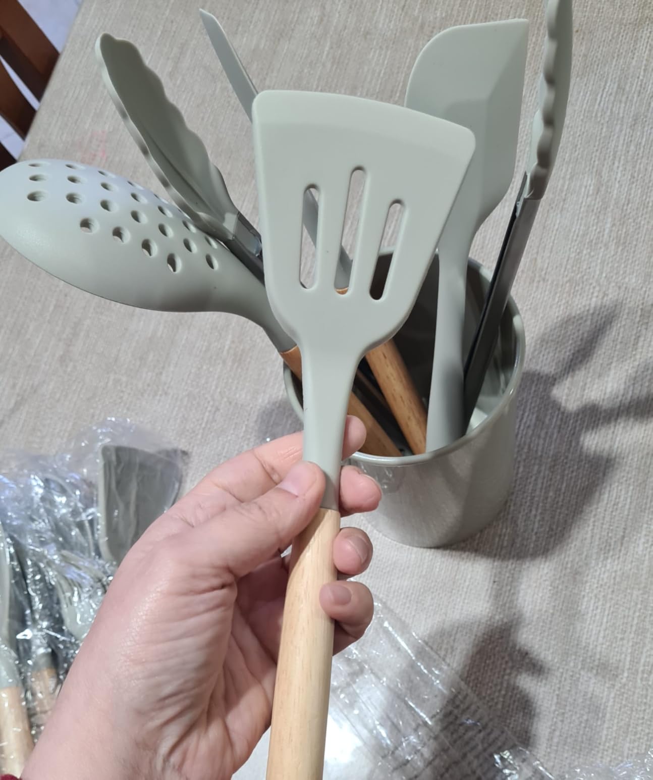 Amazon Basics utensili cucina silicone 14 pezzi grigio lino legno