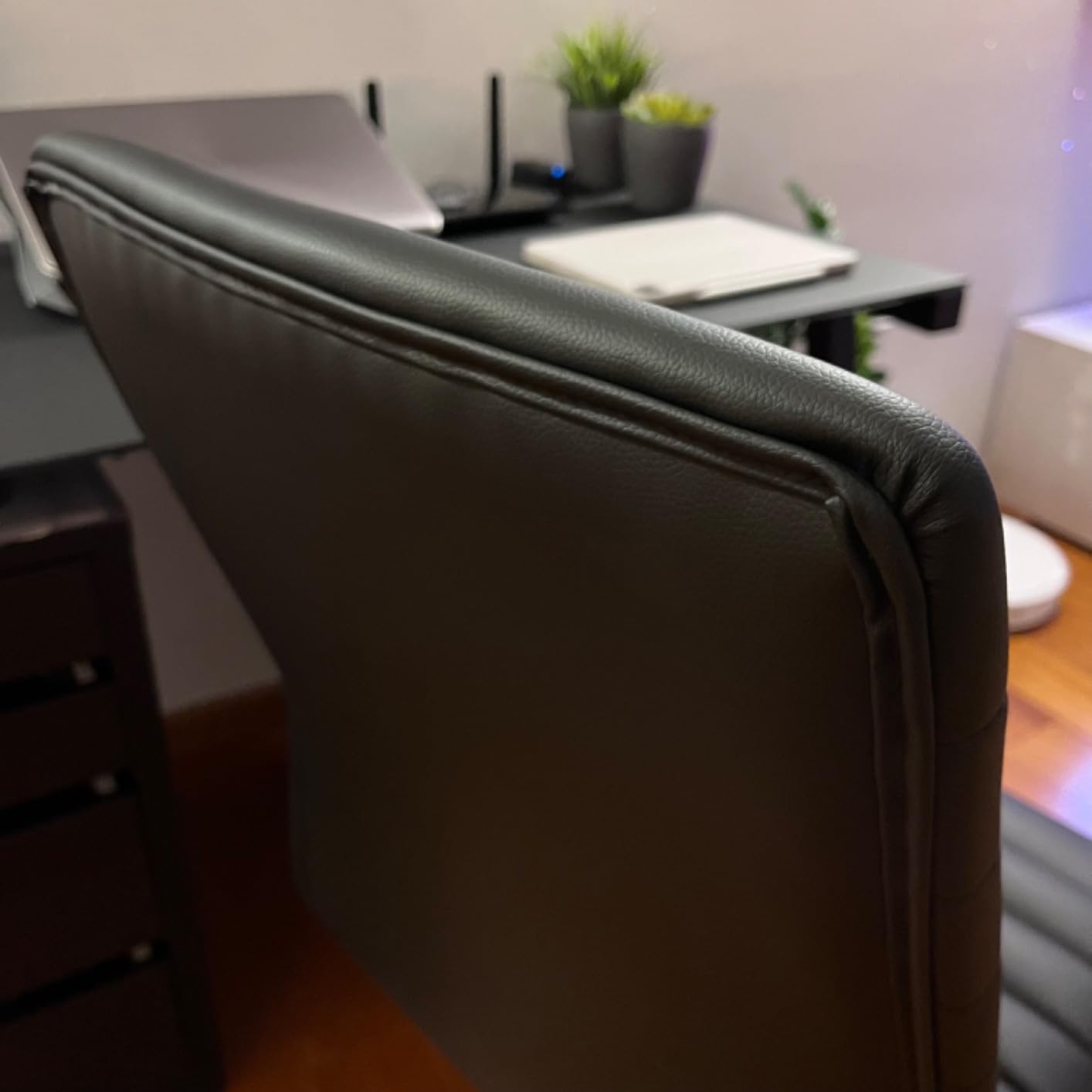 AmazonBasics Sedia Ufficio Ecopelle Bianca con Rotelle