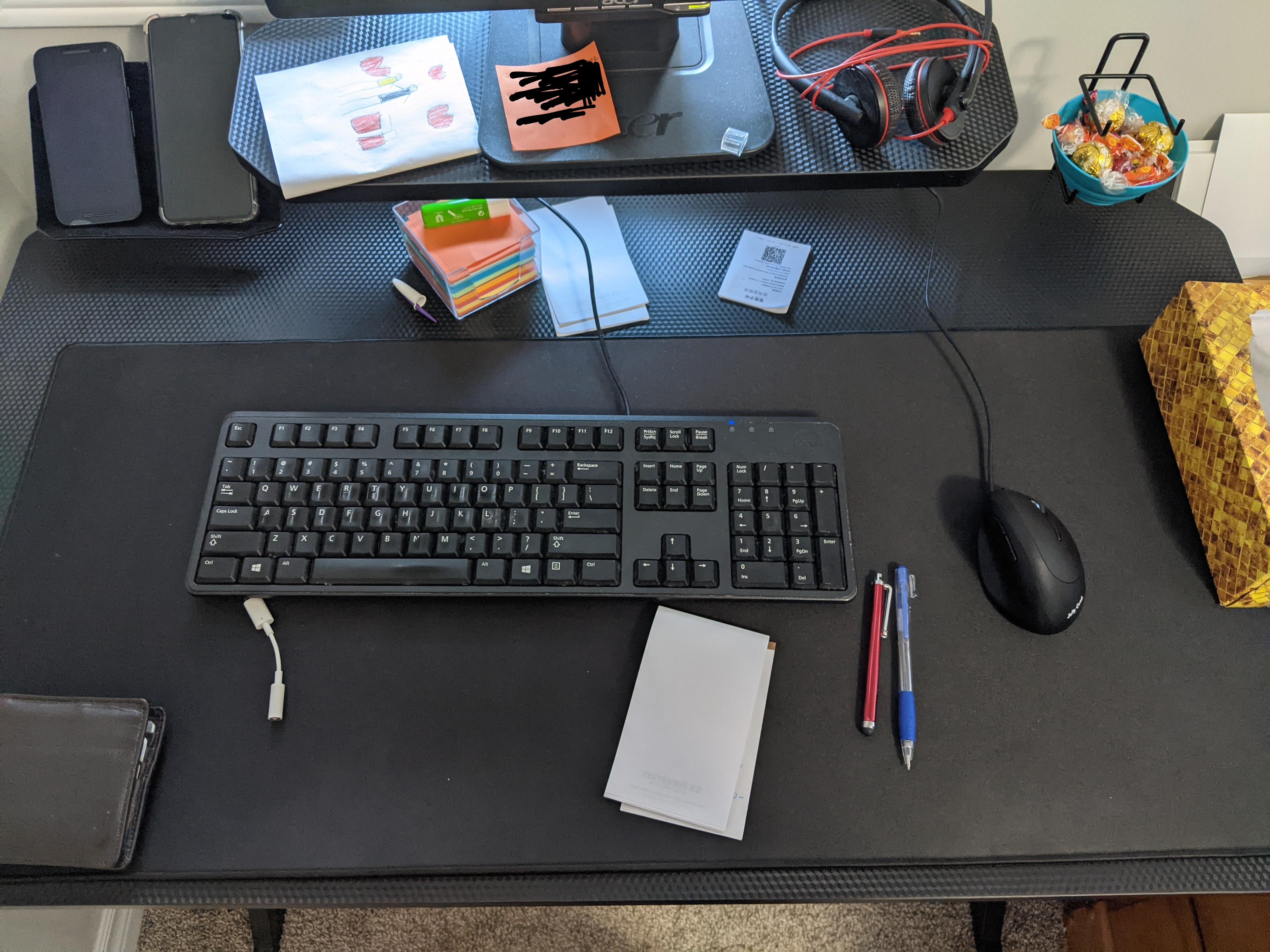 AmazonBasics Scrivania Gaming con Scomparti Nera 130 cm