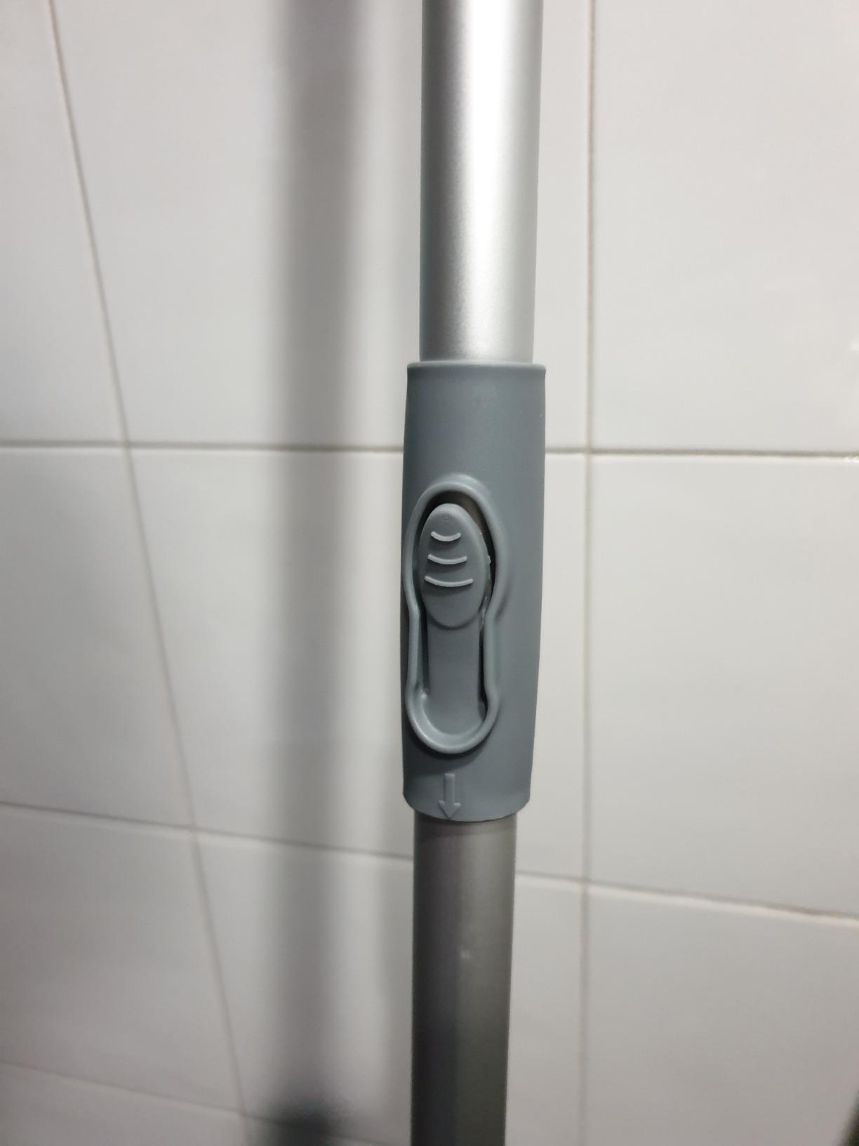 AmazonBasics Tergivetro Vetri con Spray Grigio Telescopico