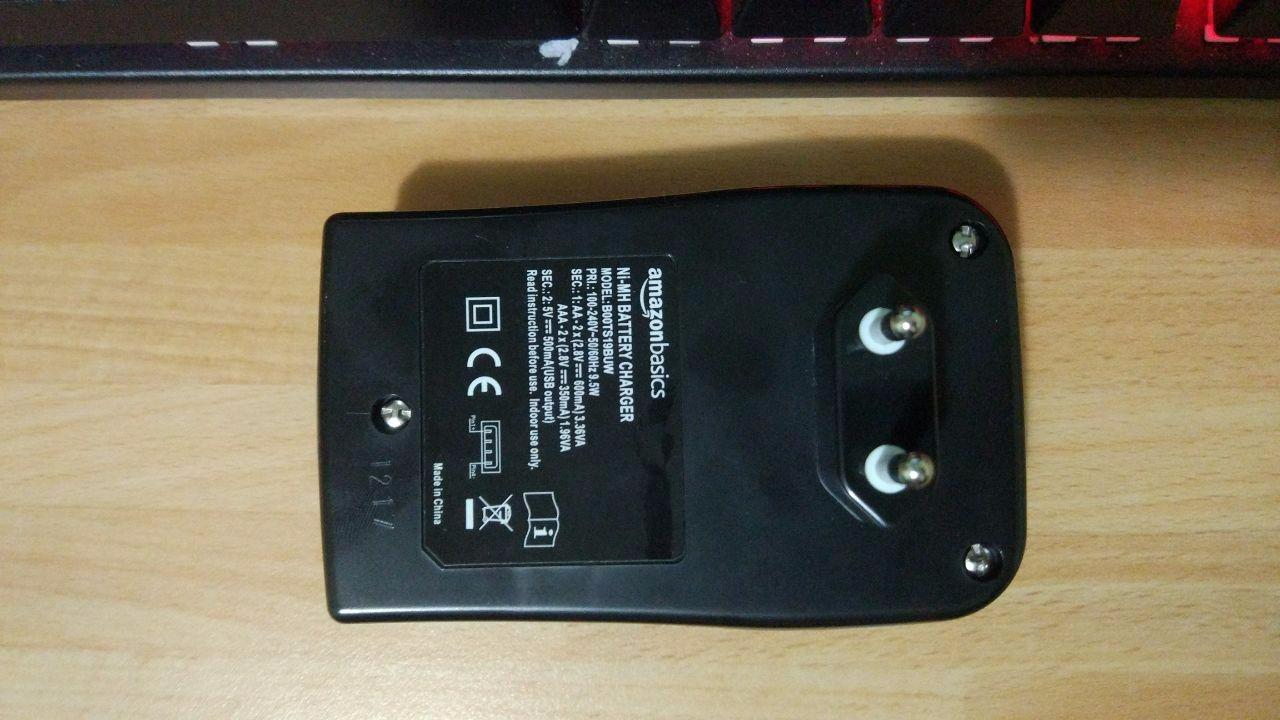 AmazonBasics Caricabatterie USB Ni-MH AA AAA nero
