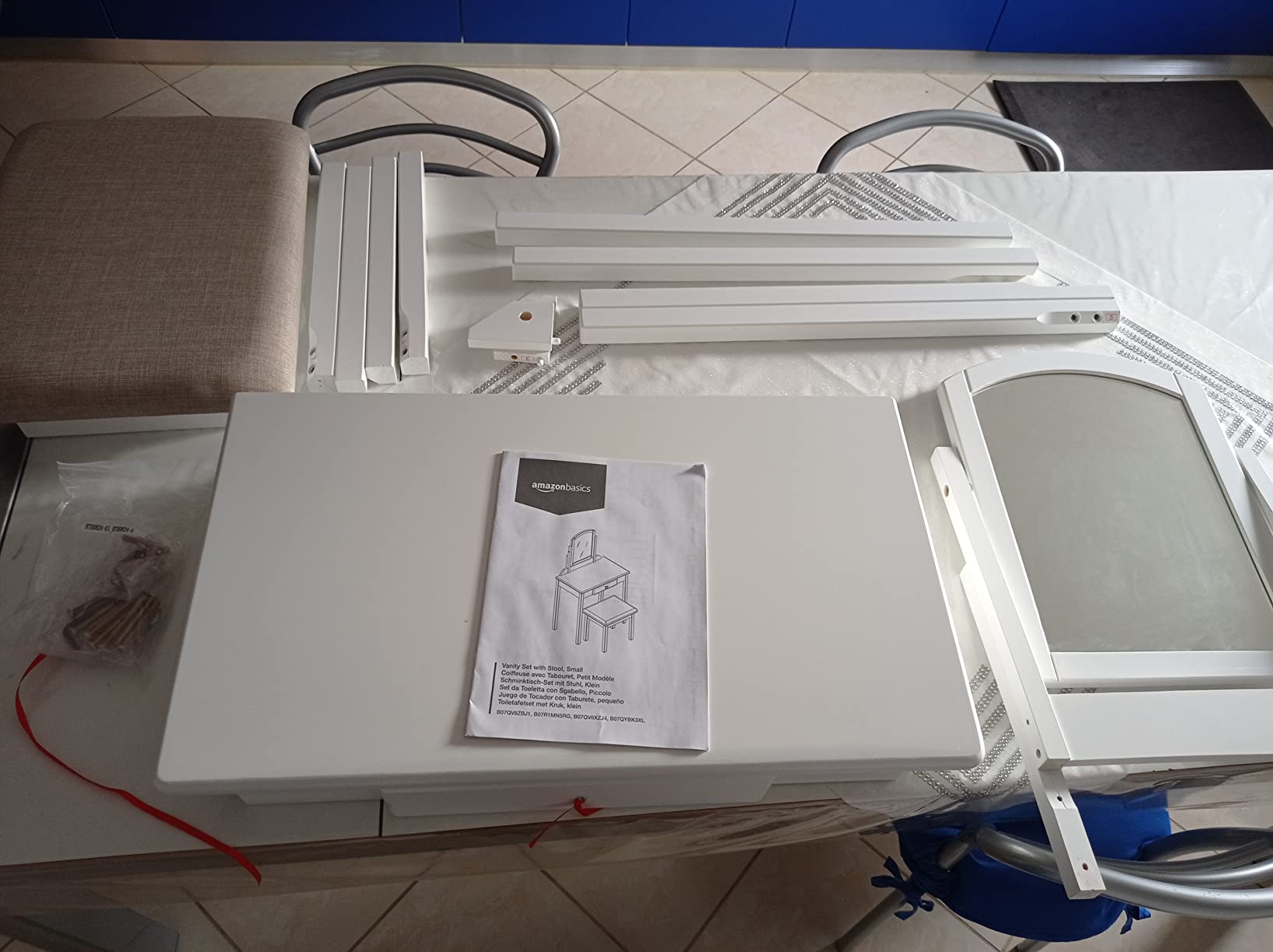Amazon Basics Set Tavolo Toeletta Bianco con Sgabello e Specchio