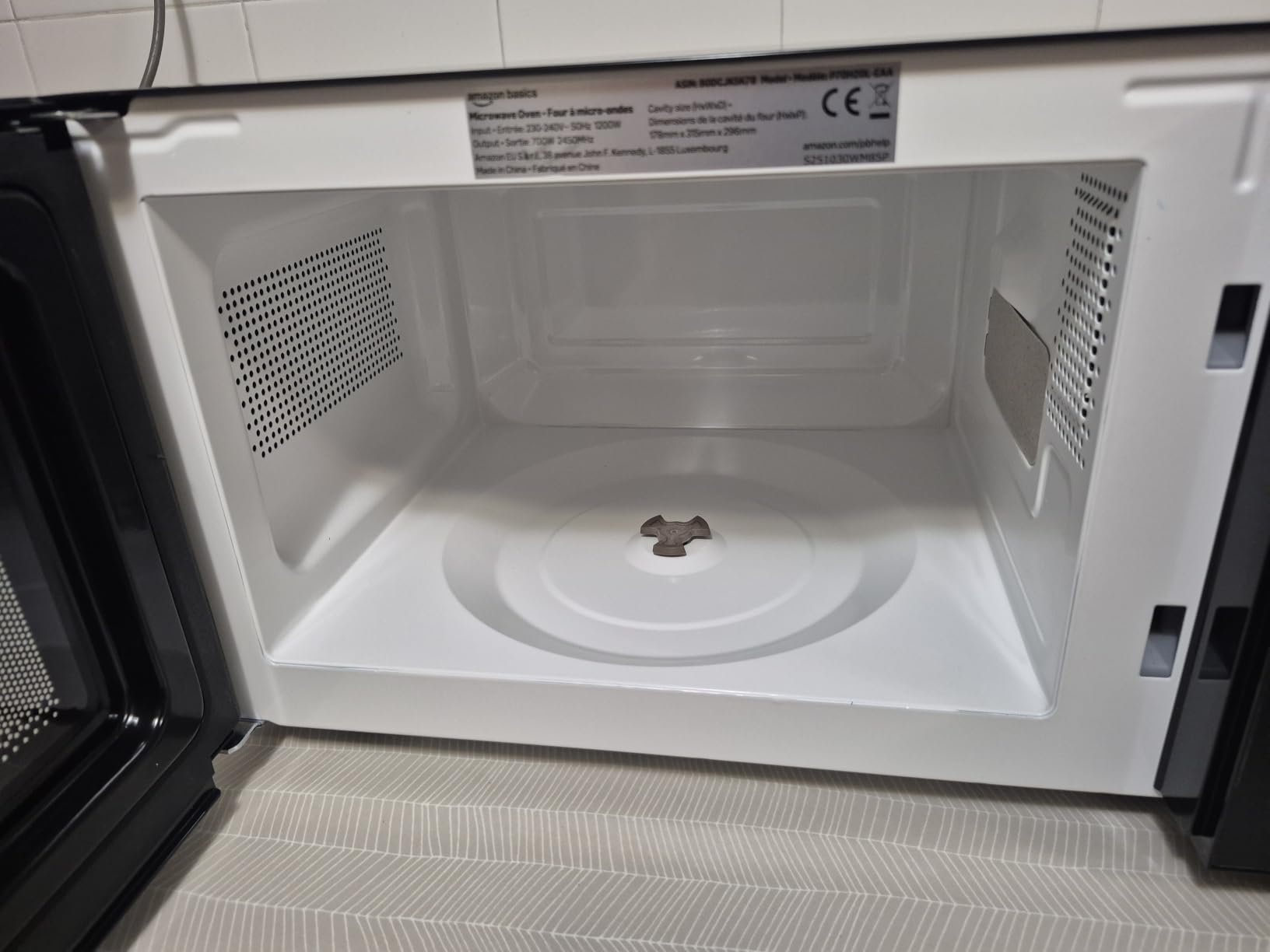 Amazon Basics Forno a Microonde 700W 20L Nero Scongelamento