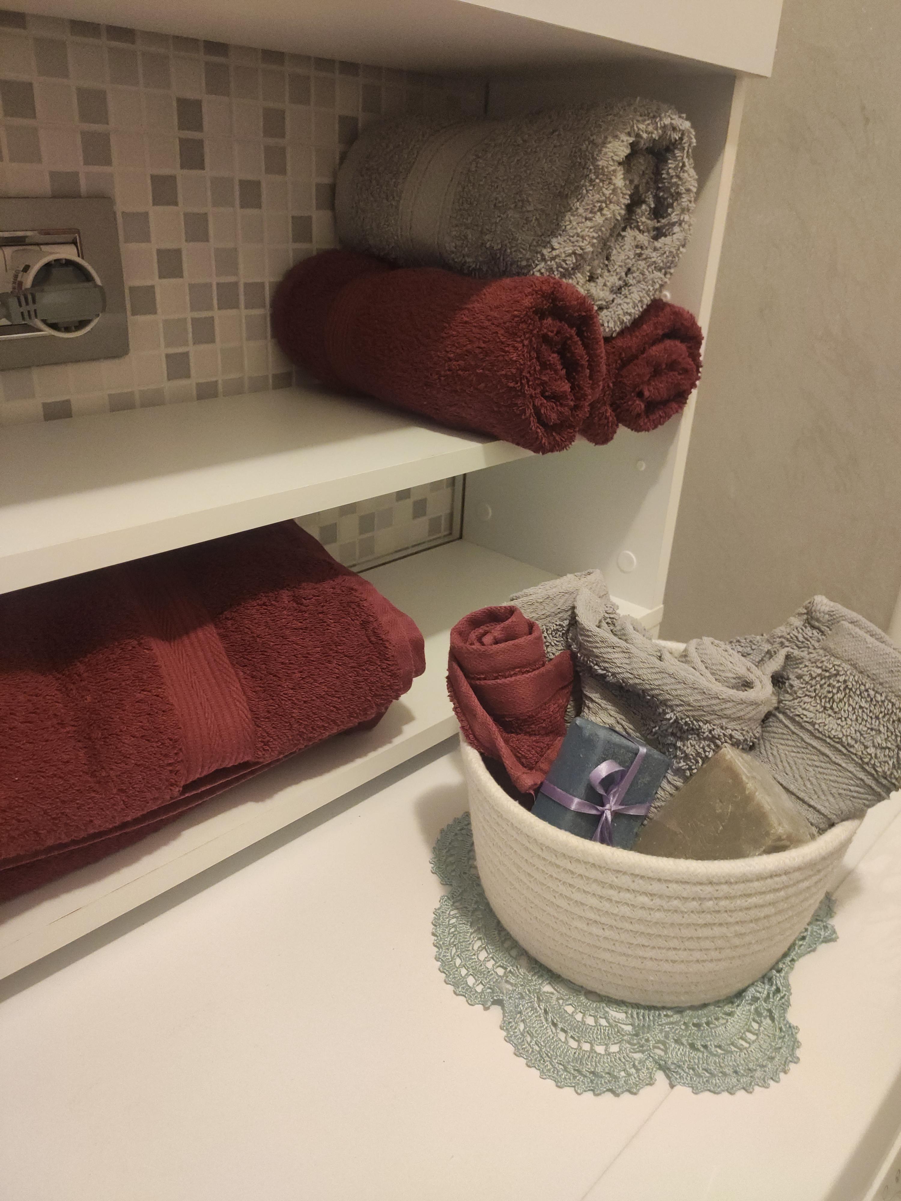 AmazonBasics Set Asciugamani Cotone 6 Pezzi Rosso assorbente