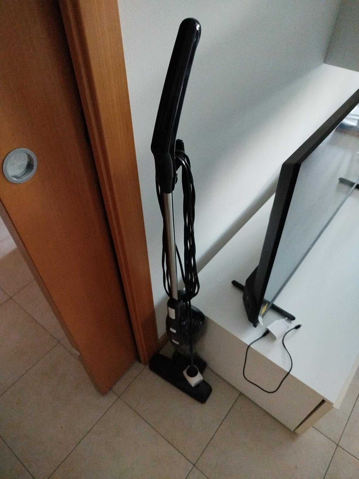 Amazon Basics Scopa Elettrica con Filo 2-in-1 13 kPa Nera