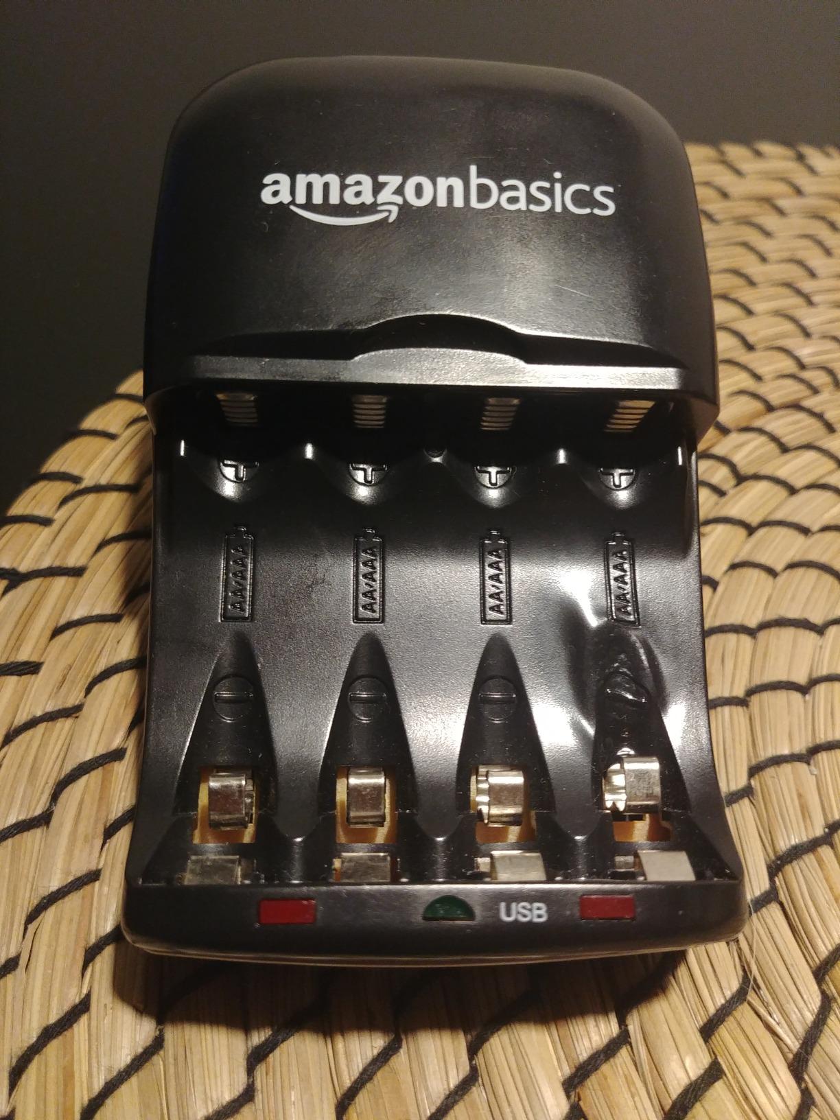 AmazonBasics Caricabatterie USB Ni-MH AA AAA nero
