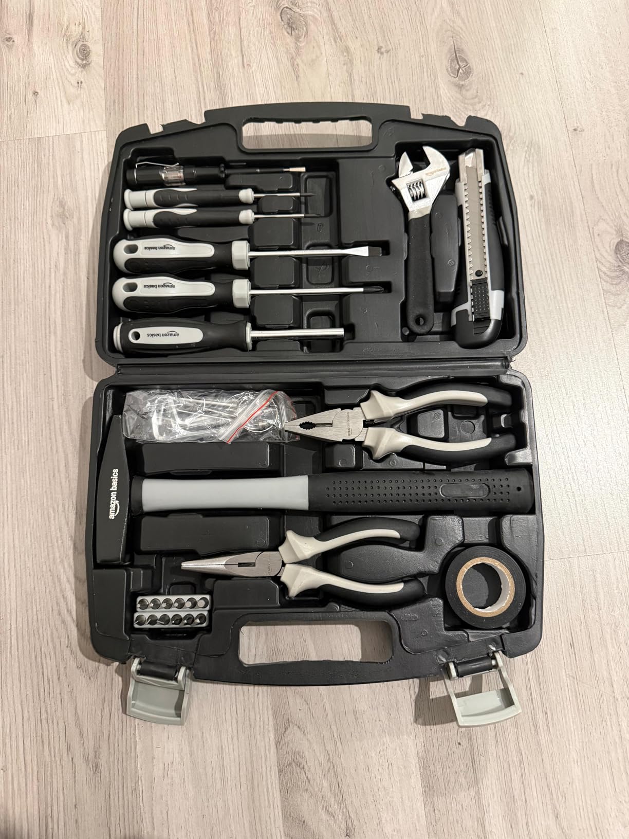 AmazonBasics Set Utensili Casa 32 Pezzi Nero Grigio Acciaio