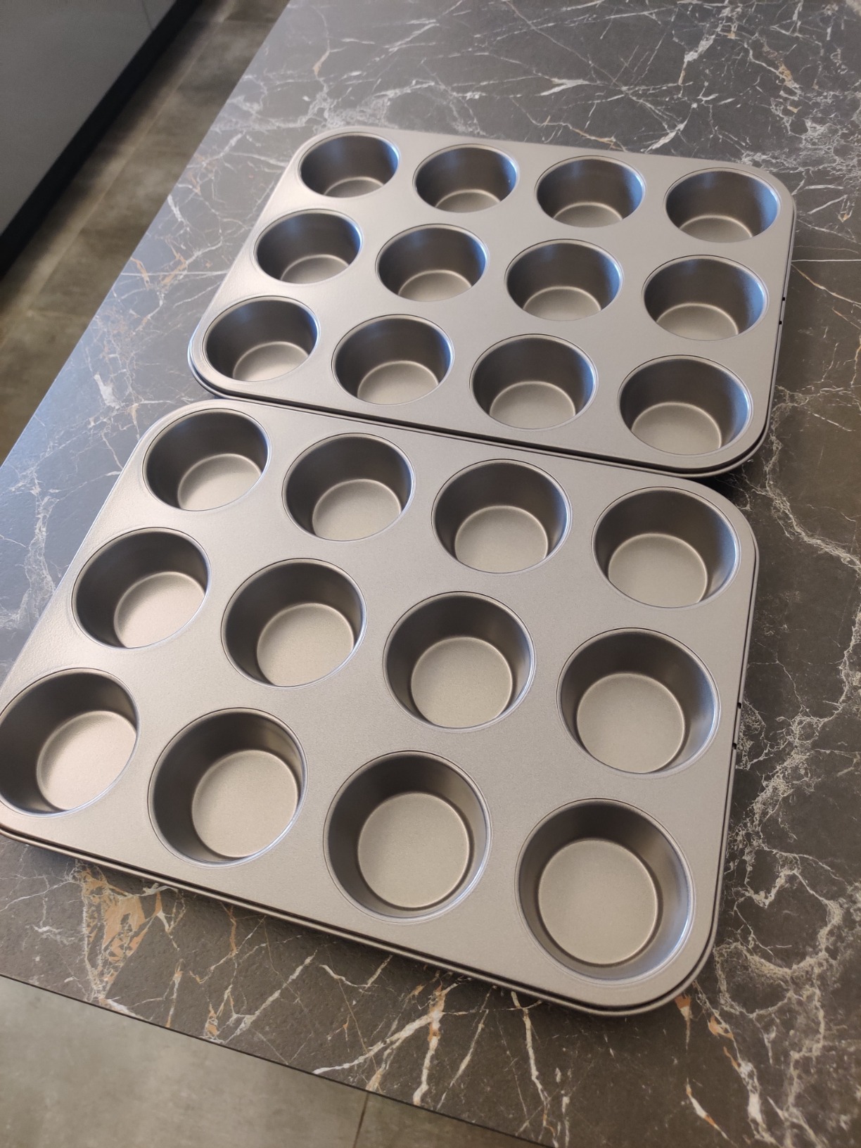 AmazonBasics teglia muffin antiaderente 12 stampi confezione 2