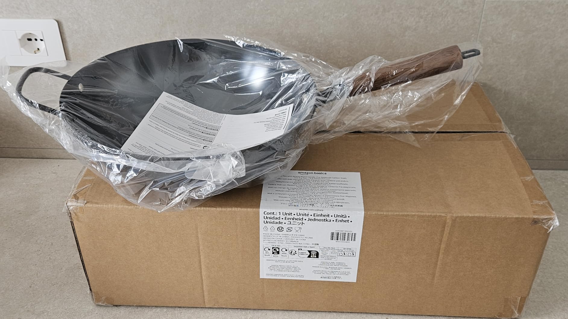 Amazon Basics Wok Acciaio al Carbonio 32 cm Manico Acacia