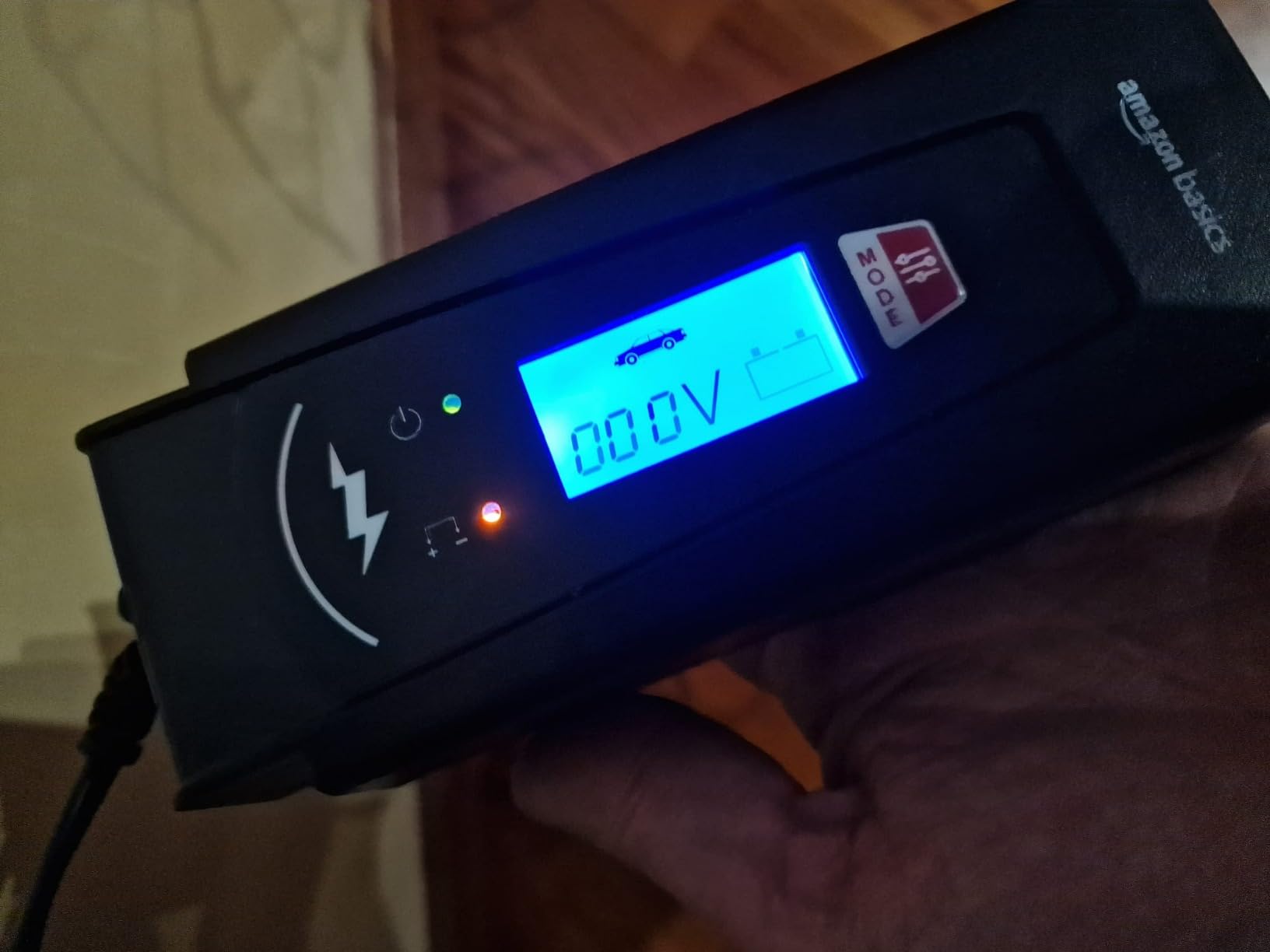 Amazon Basics Caricabatterie Auto 6V 12V 2A 4A Nero con Tester