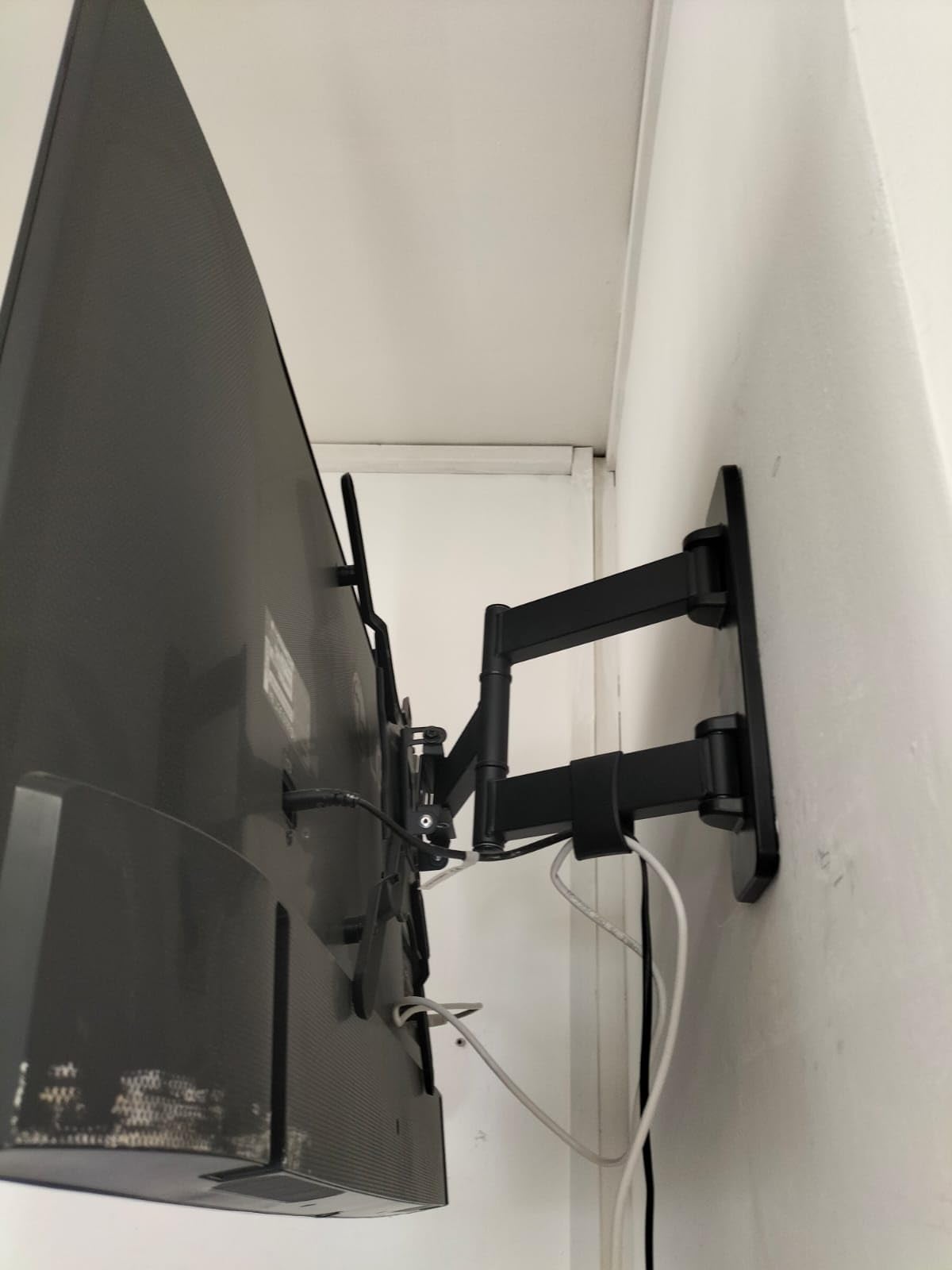Amazon Basics Supporto TV Parete 26-55" Orientabile Nero
