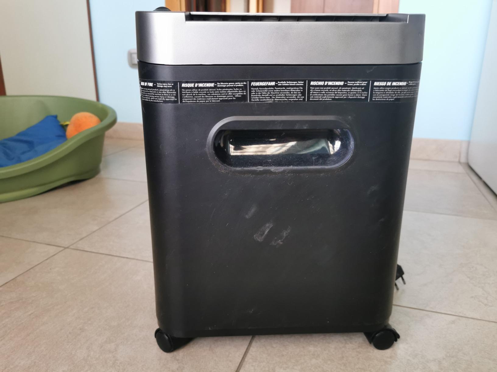 Amazon Basics Distruggidocumenti 12 Fogli Microframmenti P-4