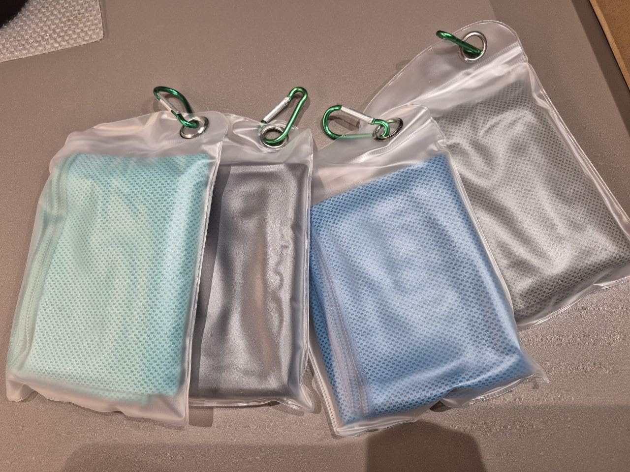AmazonBasics Asciugamani Rinfrescanti Palestra x4 Colorati