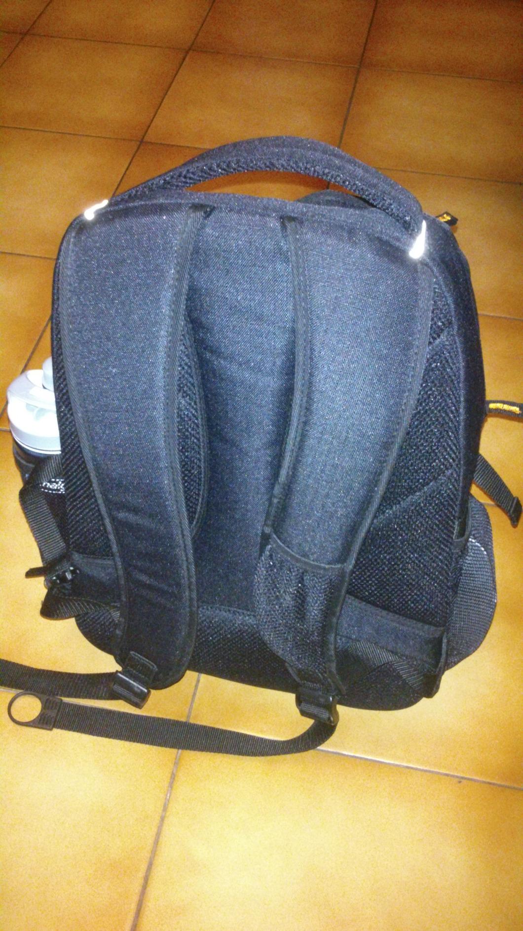 AmazonBasics Zaino per Laptop 17 Pollici Nero Imbottito