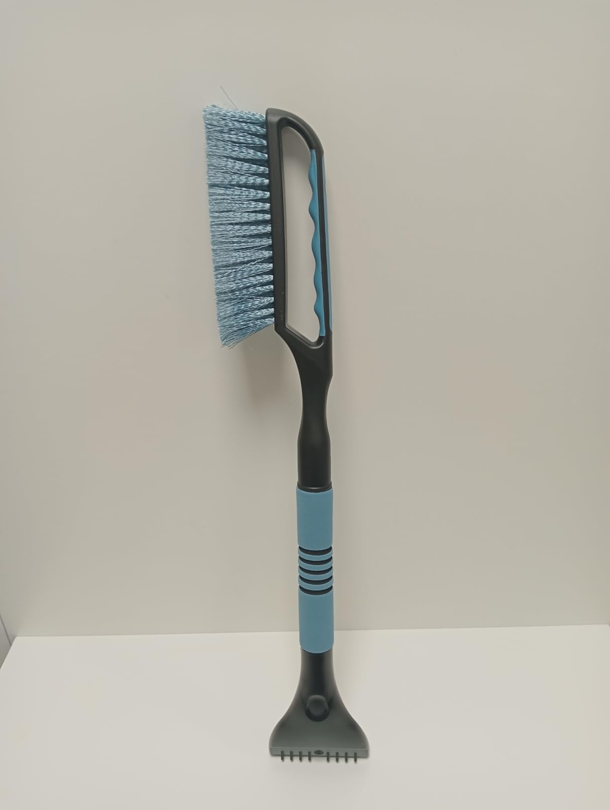 Amazon Basics Spazzola Neve con Raschietto 66,5 cm