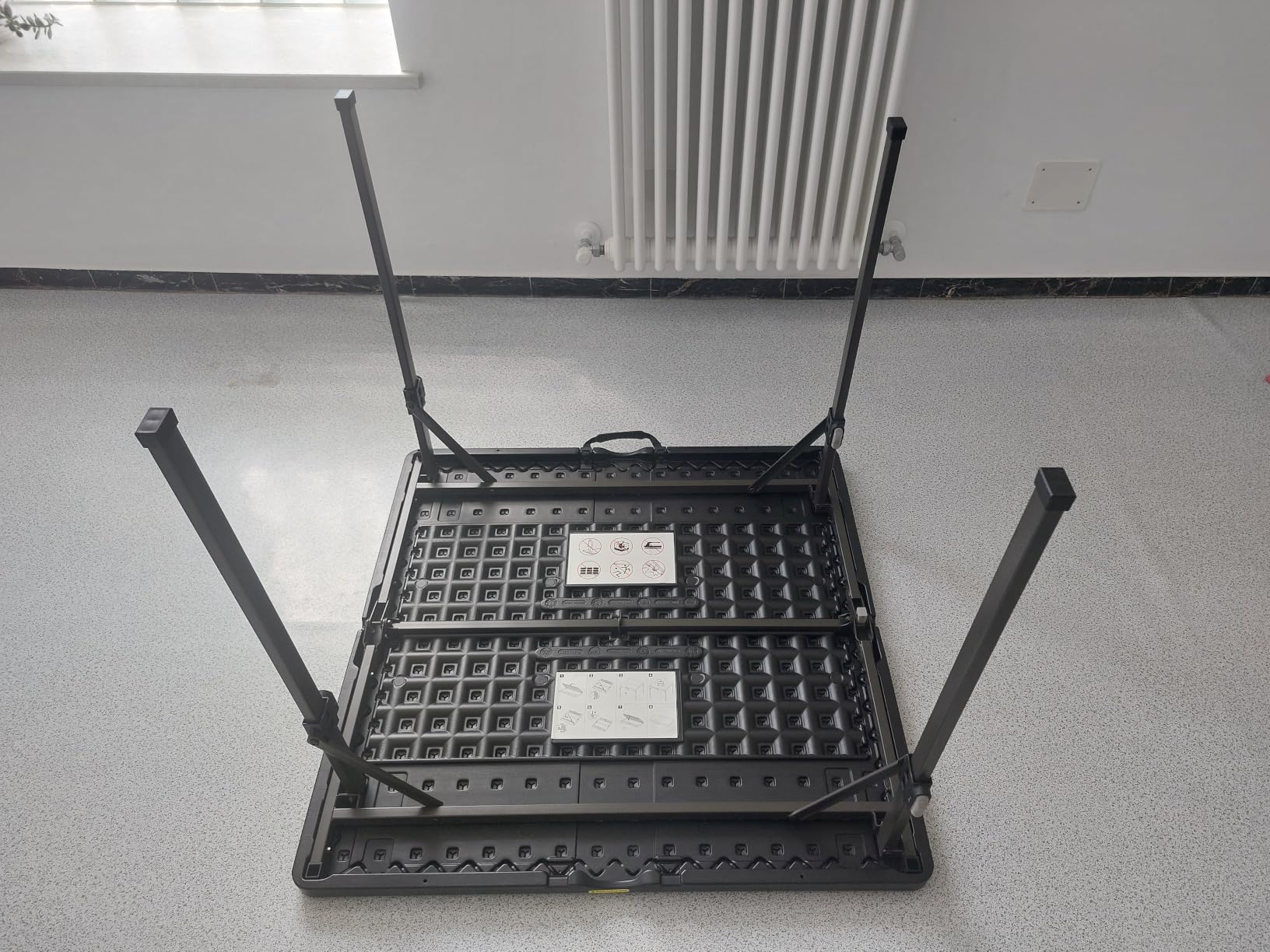Amazon Basics Tavolo Pieghevole Nero 86x86 con Maniglia