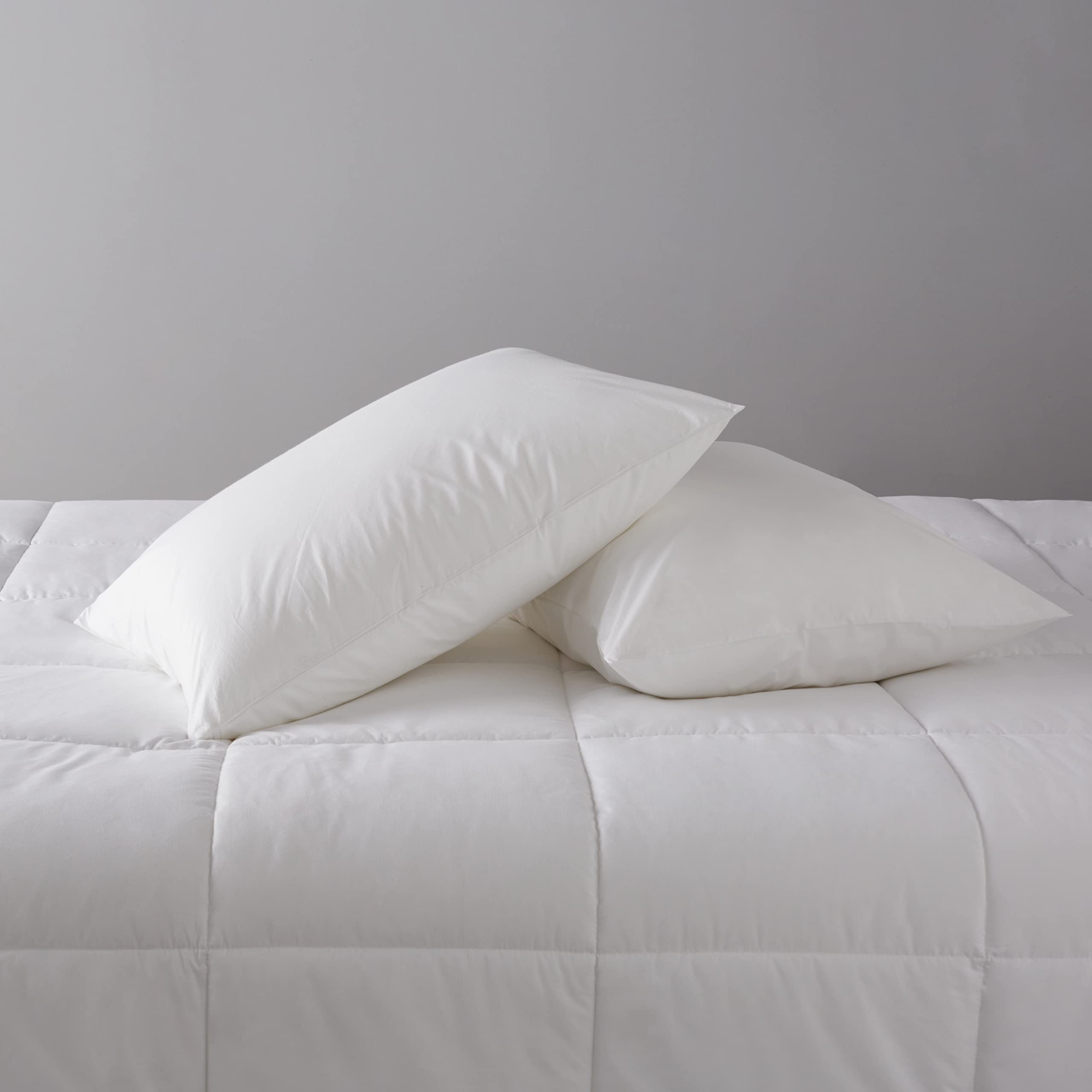 AmazonBasics Cuscini Letto Morbidi 51x66 cm 2 Pezzi