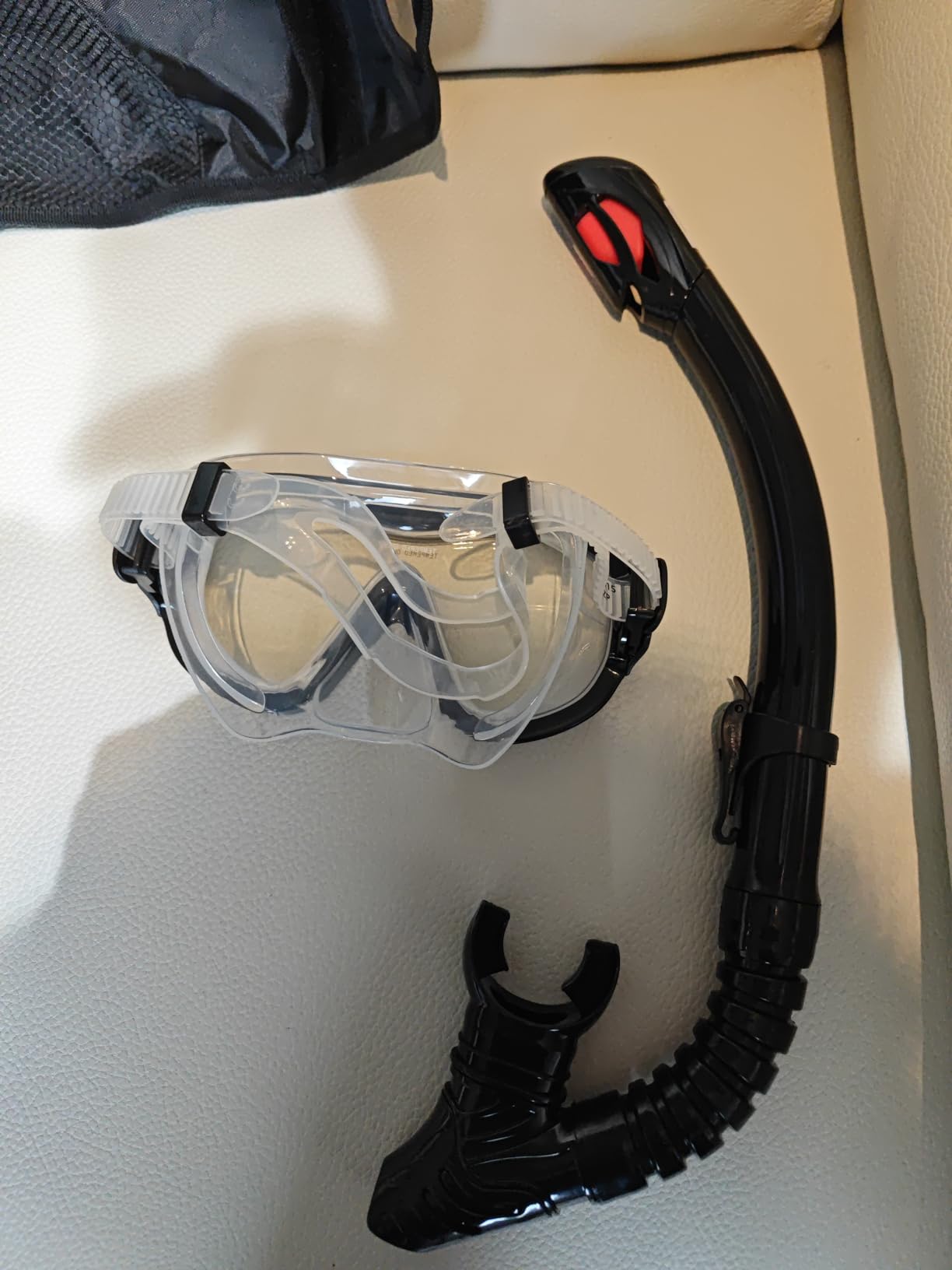 Amazon Basics Set Maschera Snorkeling Adulti Nero con Borsa Silicone